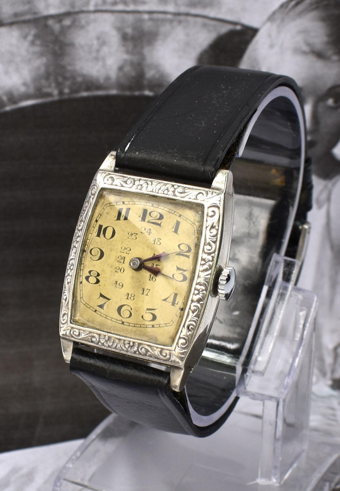 For your consideration is this superb 1930's gentleman's manual wrist watch in good vintage condition. So often the dials and crystals are scratched and heavily worn so we were delighted to have sourced this fine example that's obviously been