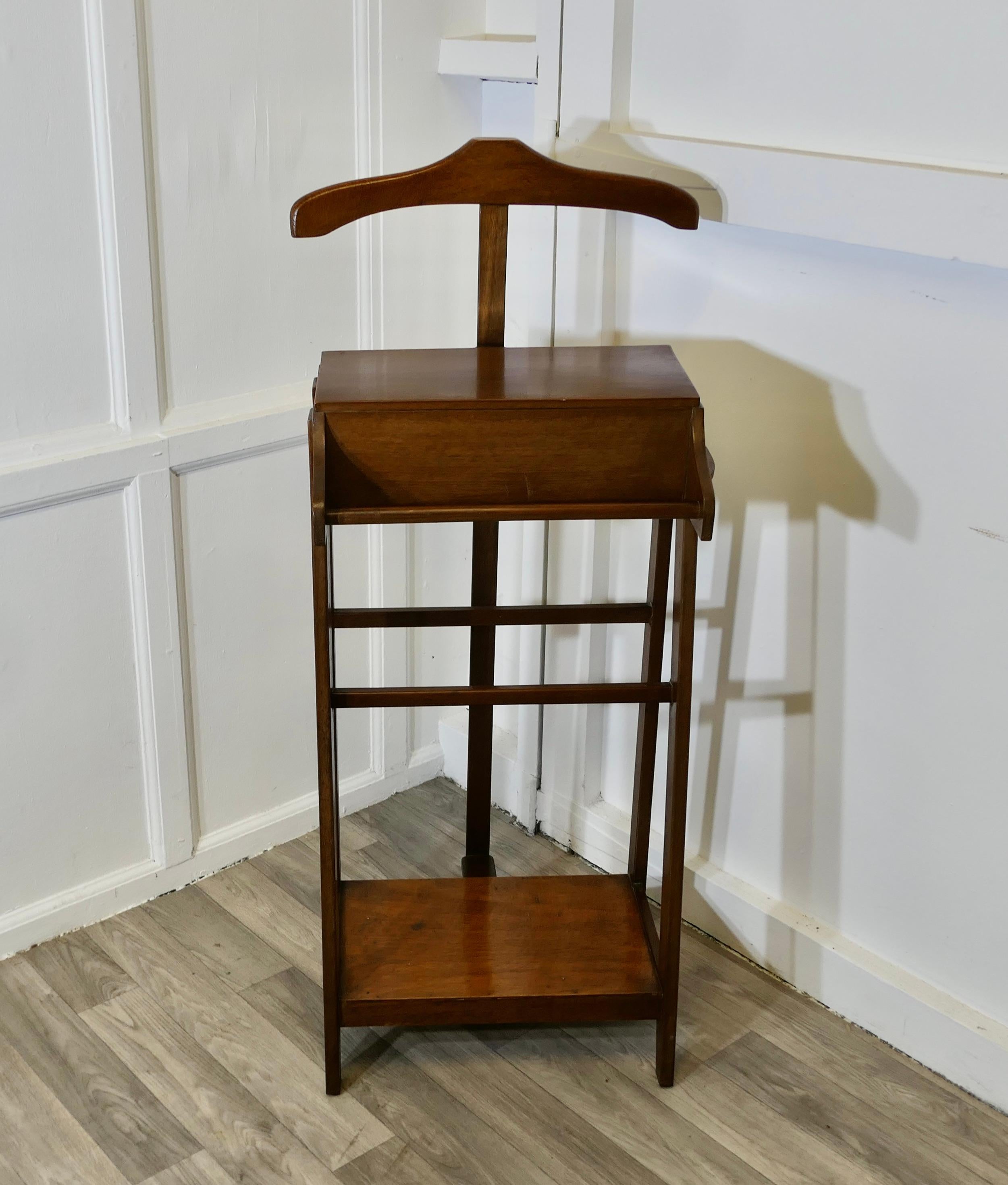 Art Deco Gentleman’s Suit Hanger or Dumb Butler, the Versatile Valet In Fair Condition In Godshill, Isle of Wight
