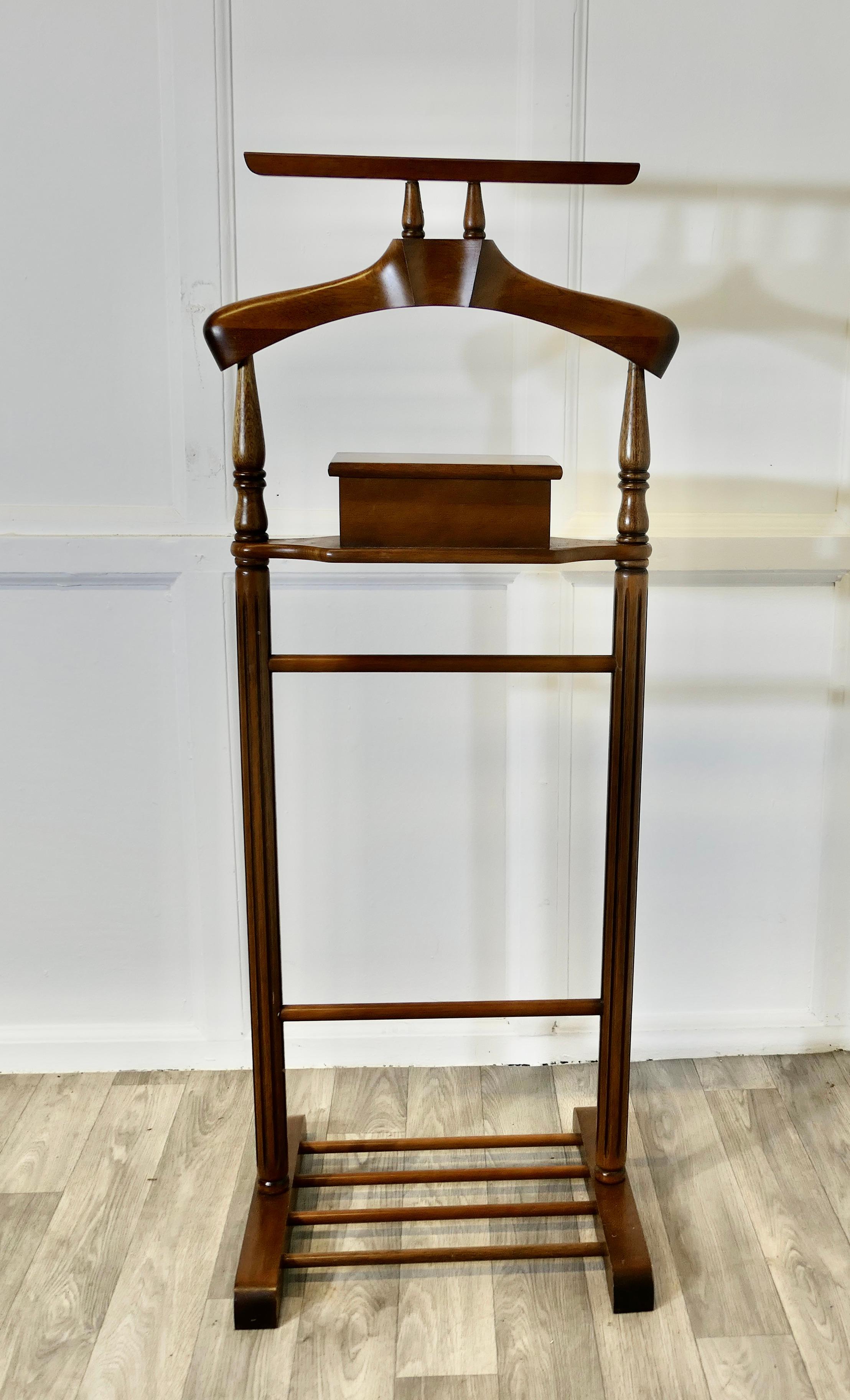 Cintre ou table de nuit Art Déco pour homme, le valet de chambre polyvalent

Très utile, ce cintre peut accueillir non seulement une veste, mais aussi un rail pour les pantalons, un support pour les chaussures, les cravates et les ceintures, et même