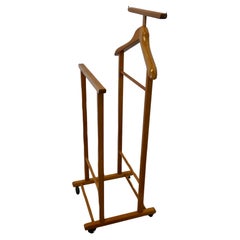 Appendiabiti o comodino per gentiluomini in stile Art Deco, il versatile valet