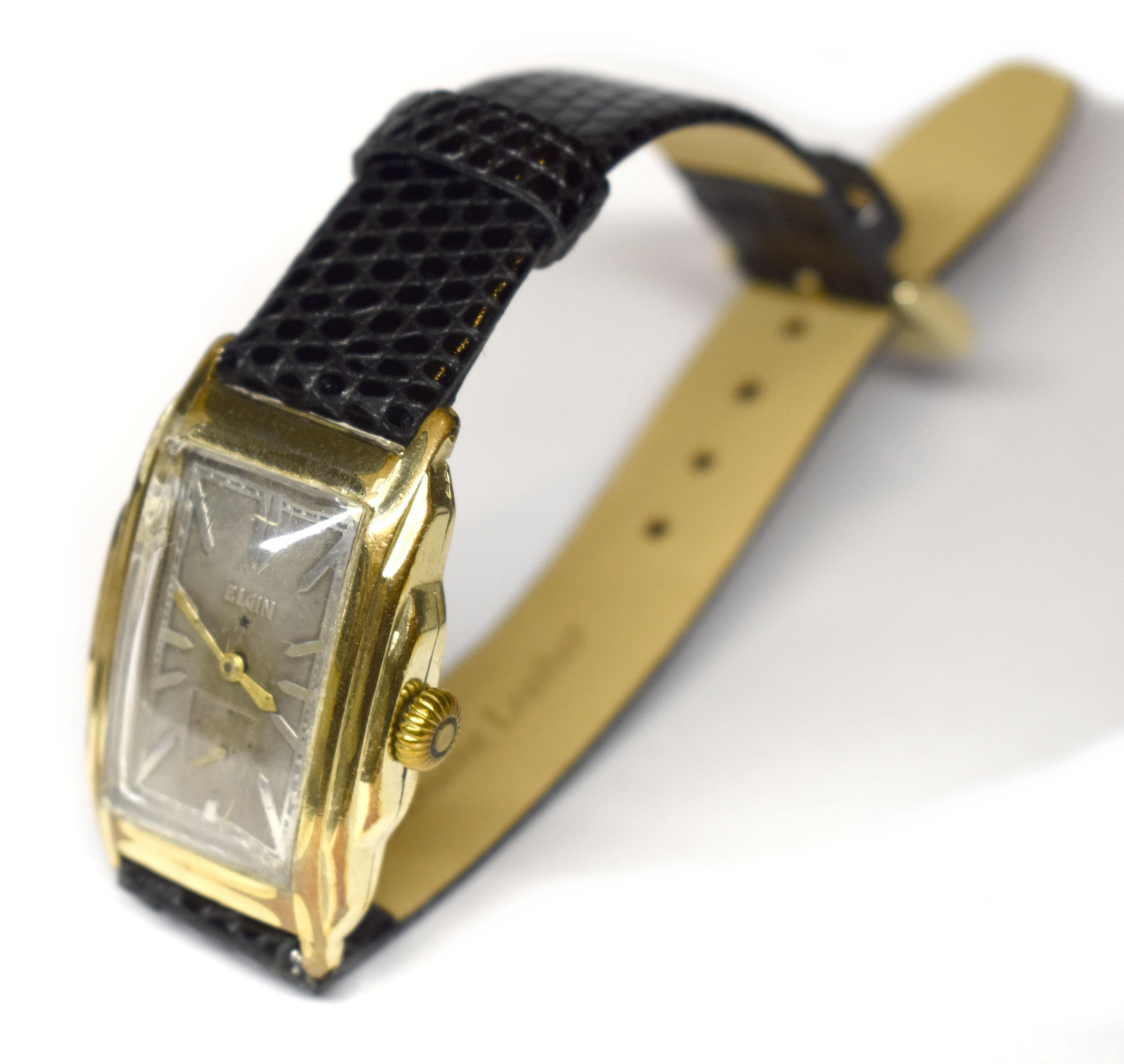 Zur Auswahl steht diese wunderschön restaurierte Herrenarmbanduhr der amerikanischen Uhrenfirma Elgin. Auf den ersten Blick kann man nicht von dem Zifferblatt beeindruckt sein, für eine 90 Jahre alte Uhr ist es ausgezeichnet, noch völlig original