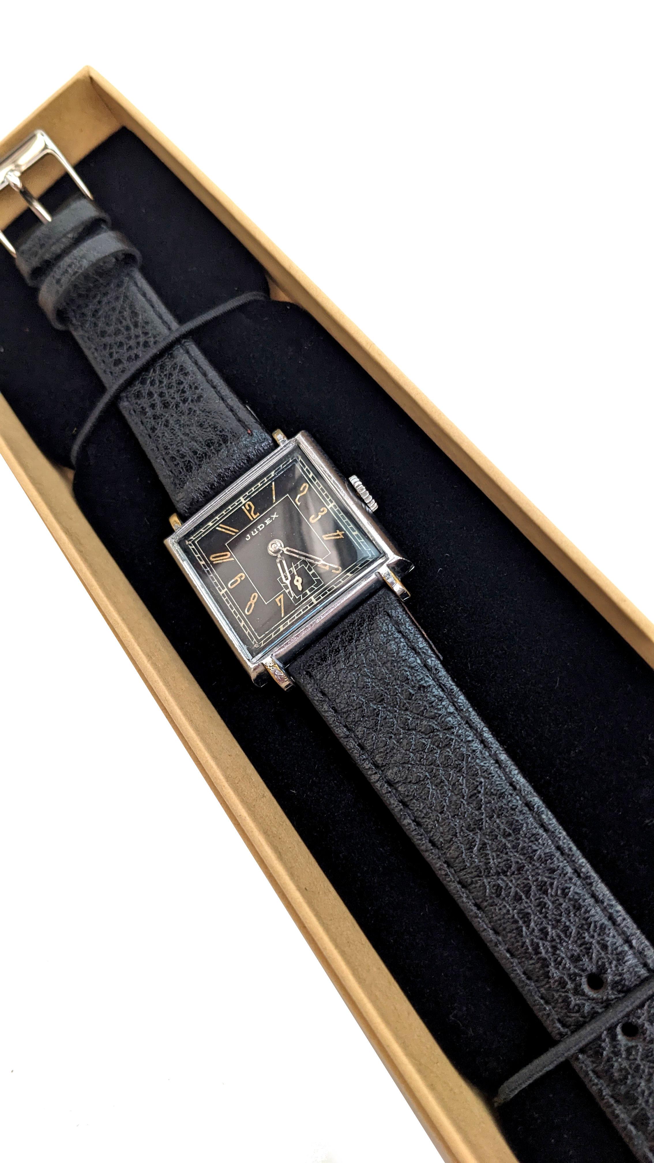 Kürzlich gewartet /Dez 2023 und halten sehr gute Zeit ist diese hervorragende Art Deco Herren manuelle Armbanduhr von der französischen Uhrenhersteller Firma Judex. Das Uhrengehäuse ist in sehr gutem Zustand, frei von Gravuren, Anlaufen oder