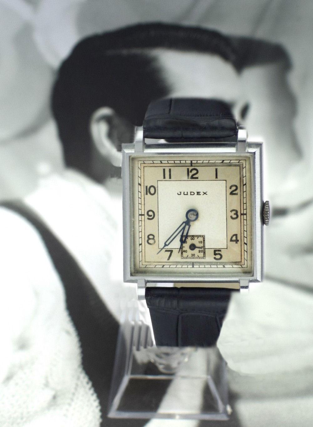 Recently serviced and keeping good time is this superb Art Deco gents manual wrist watch by the French watch makers company Judex. The watch casing is in great condition, free from engravings, tarnishing or erosion. The case dimensions: approx. 27.7