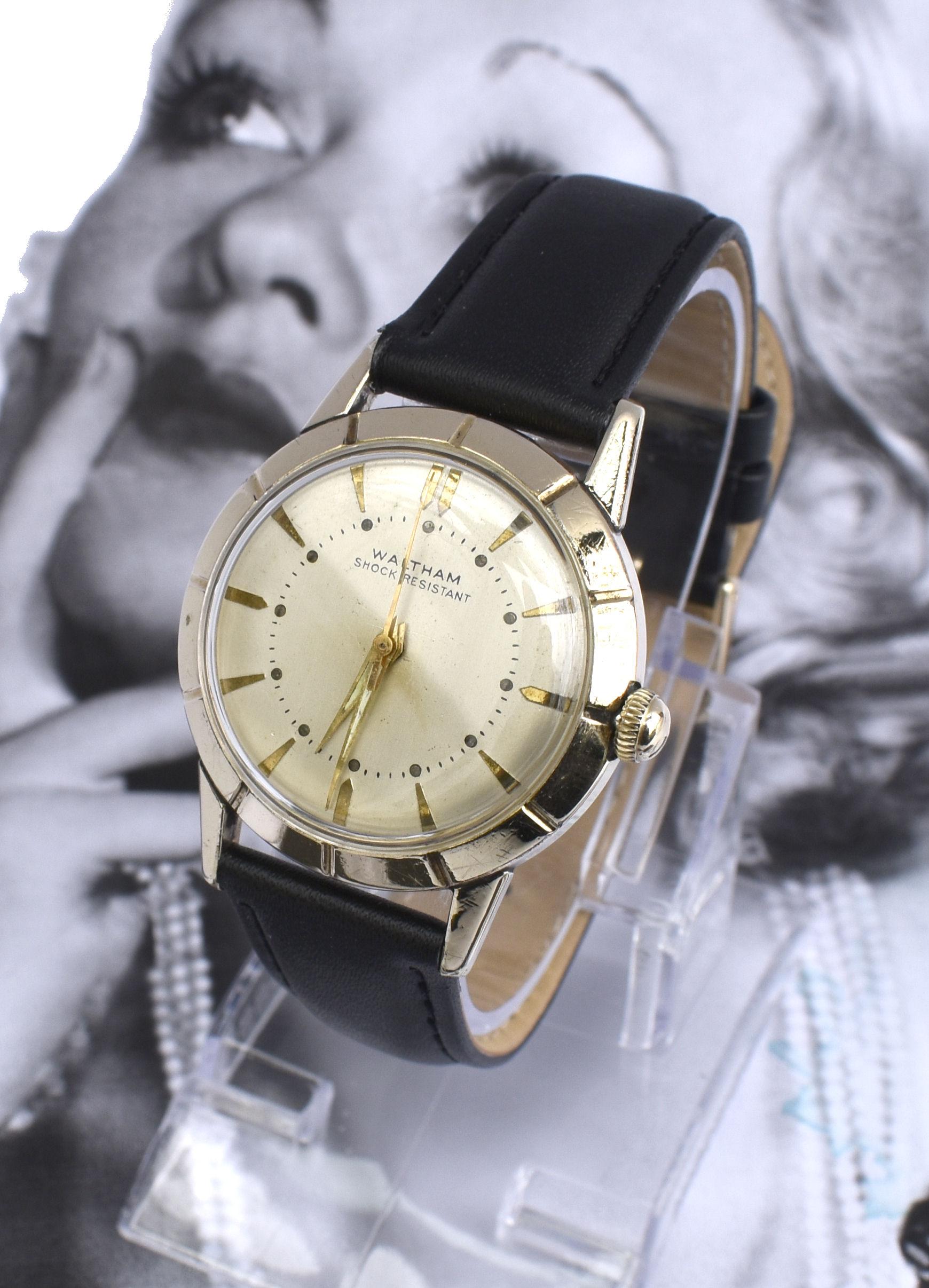 Für Ihre Betrachtung ist diese fabelhaft stilvolle Art Deco späten 1940er Jahre Gents manuelle Armbanduhr von der amerikanischen Uhrenfirma Waltham. Sehr attraktive Uhr, die im Laufe der Jahre gepflegt wurde, was zu einem sehr guten Zustand Vintage