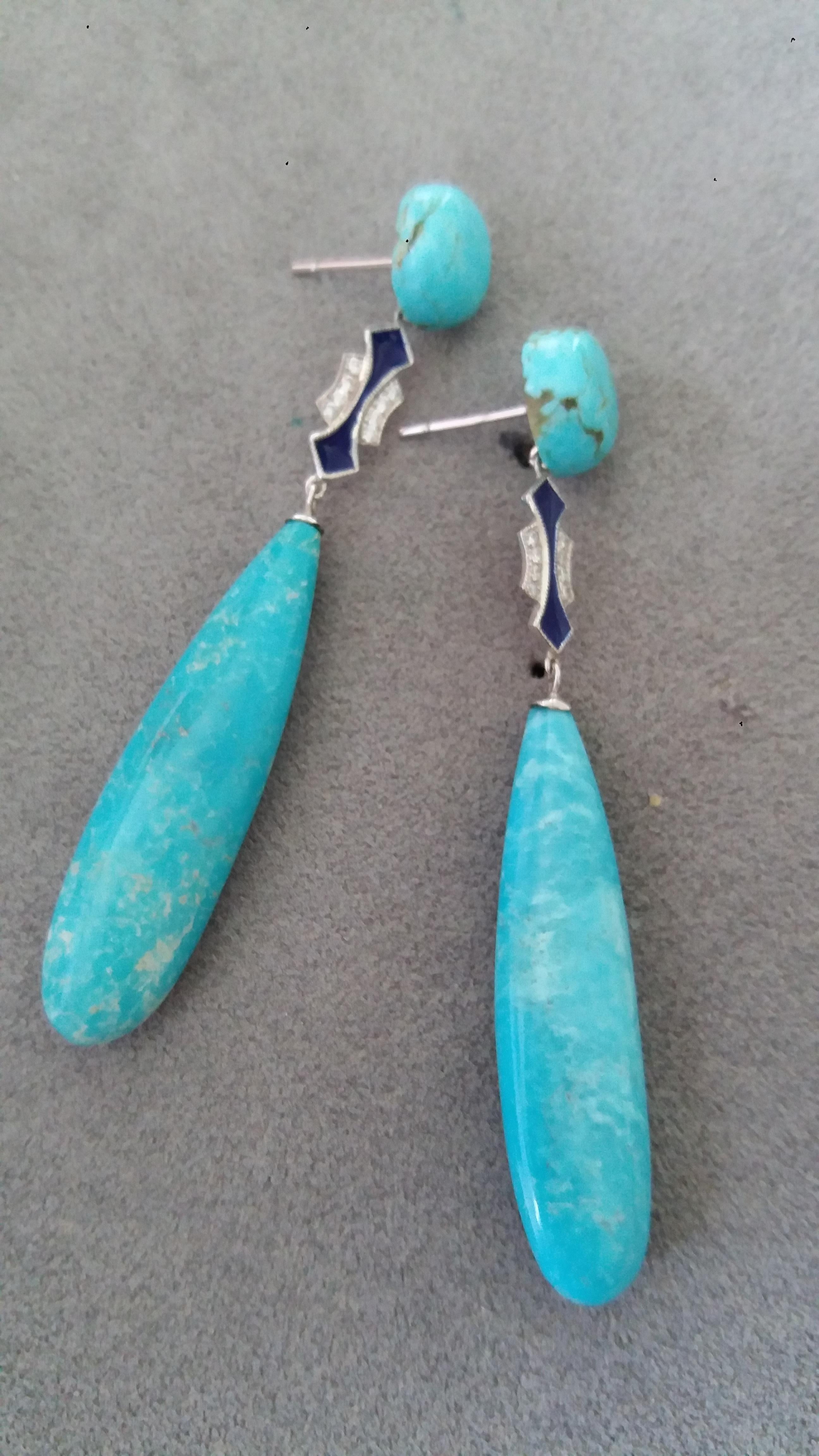 2 boutons ronds en Turquoise véritable, parties centrales en or blanc, 16 petits diamants ronds de taille normale, émail bleu, longues gouttes de Turquoise véritable.
Longueur 64 mm
Largeur 9 mm
Poids 8 grammes
En 1978, notre atelier a commencé en