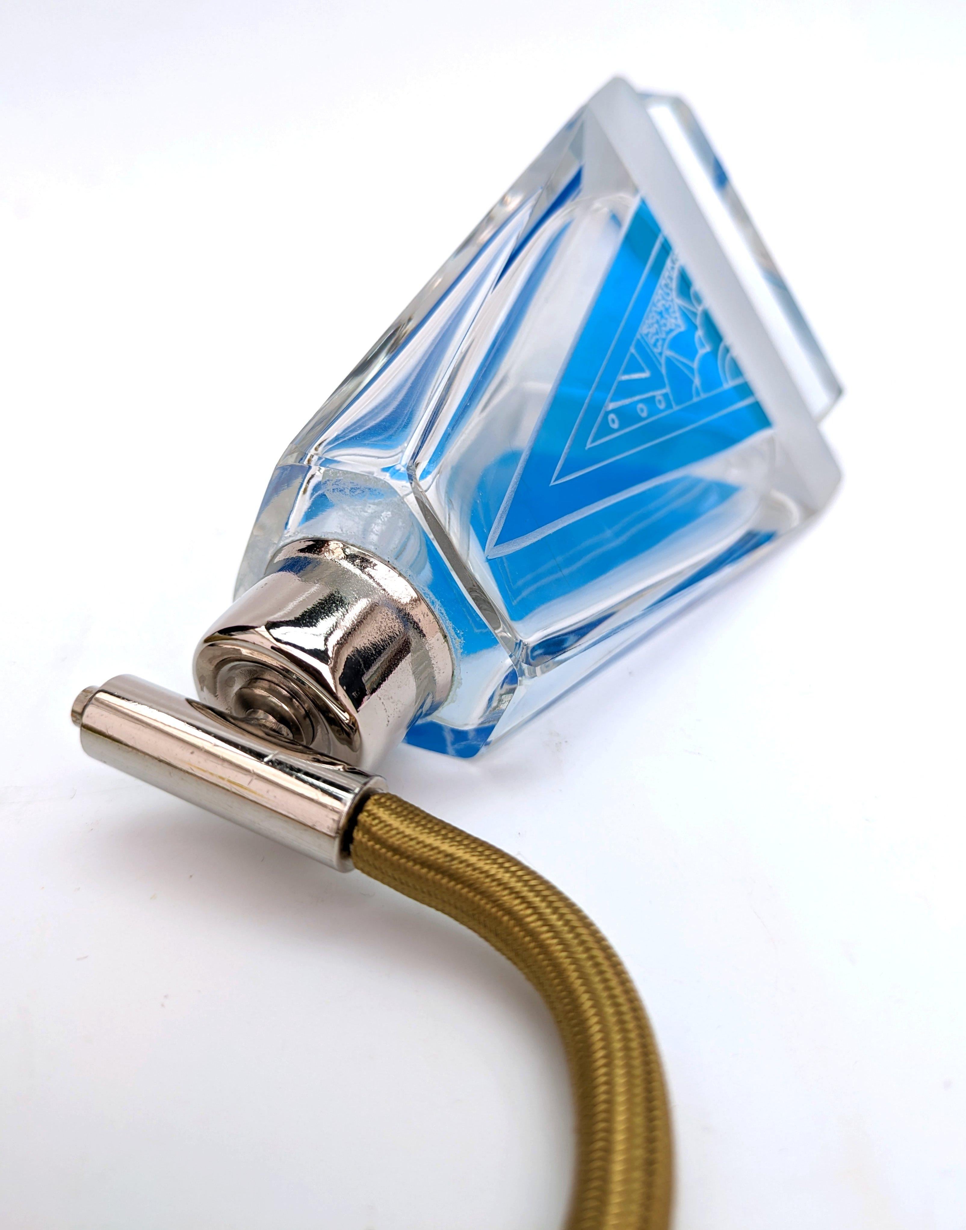 Bottiglia di profumo Art Deco con smalto blu geometrico di Karl Palda, 1930 ca. in vendita 2