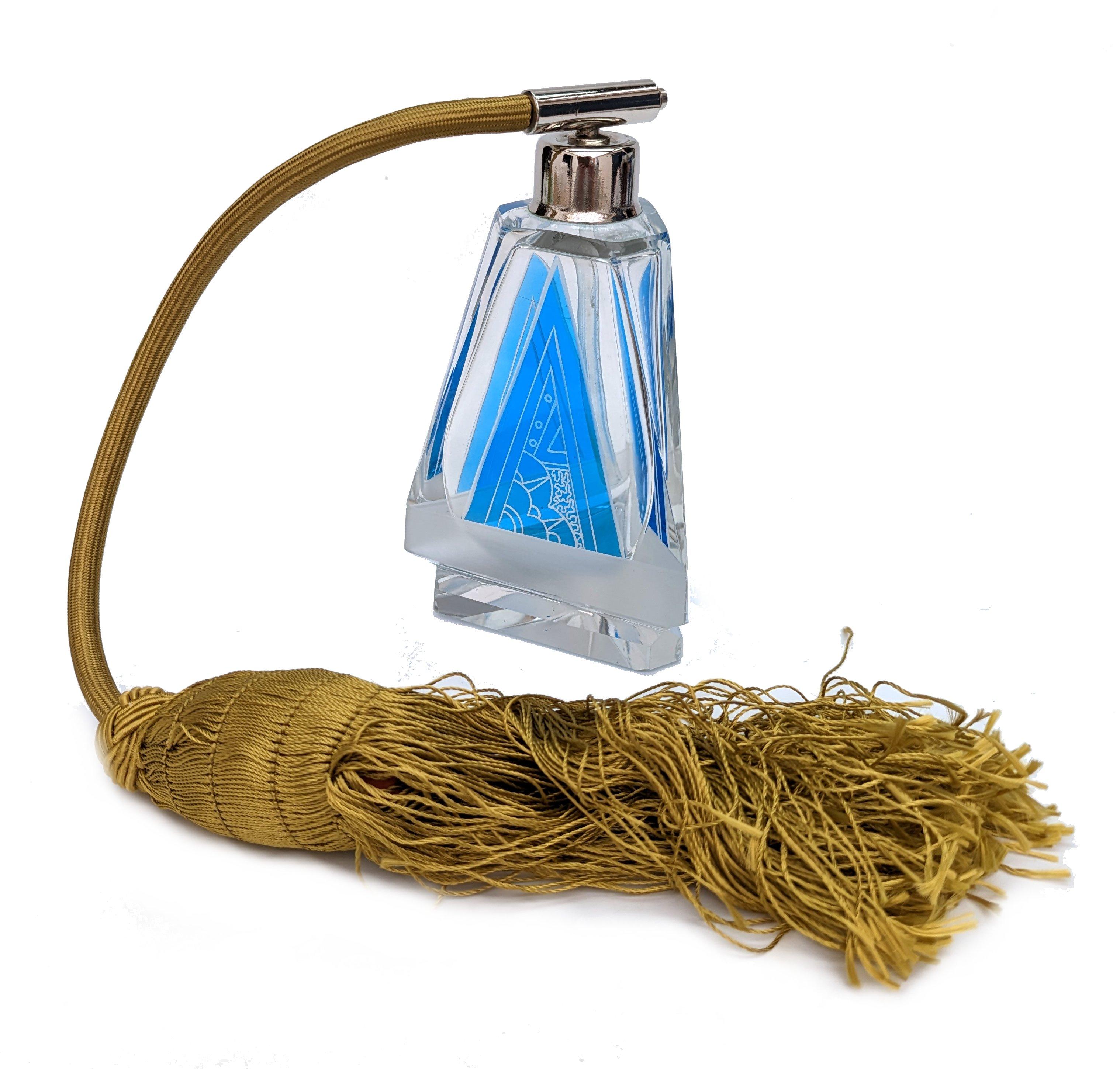 Bottiglia di profumo Art Deco con smalto blu geometrico di Karl Palda, 1930 ca. in vendita 3