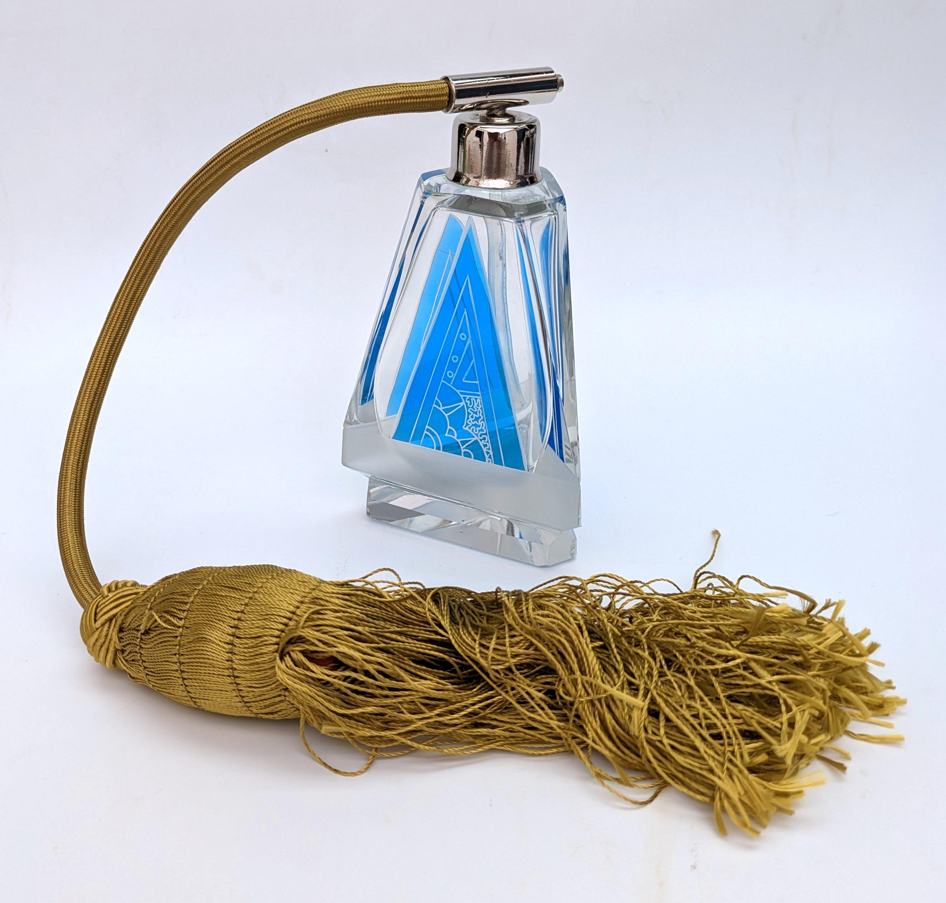Bellissima bottiglia di profumo con atomizzatore Art Deco di Karl Palda. Splendido disegno geometrico smaltato blu polvere con dettagli in vetro inciso su una bottiglia in vetro trasparente, che di per sé ha una forma favolosa e che gli amanti del