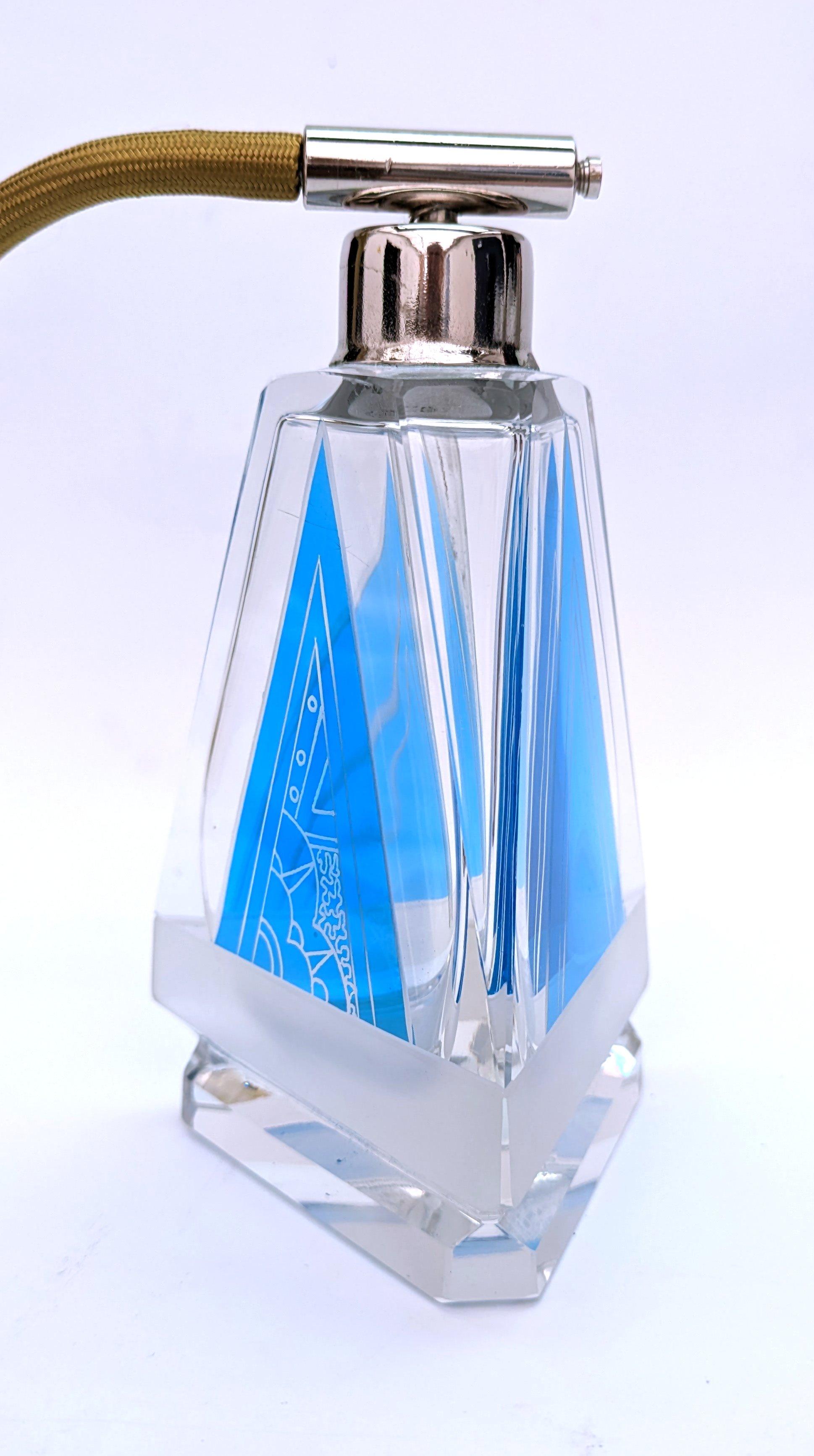 Art Déco Bottiglia di profumo Art Deco con smalto blu geometrico di Karl Palda, 1930 ca. in vendita