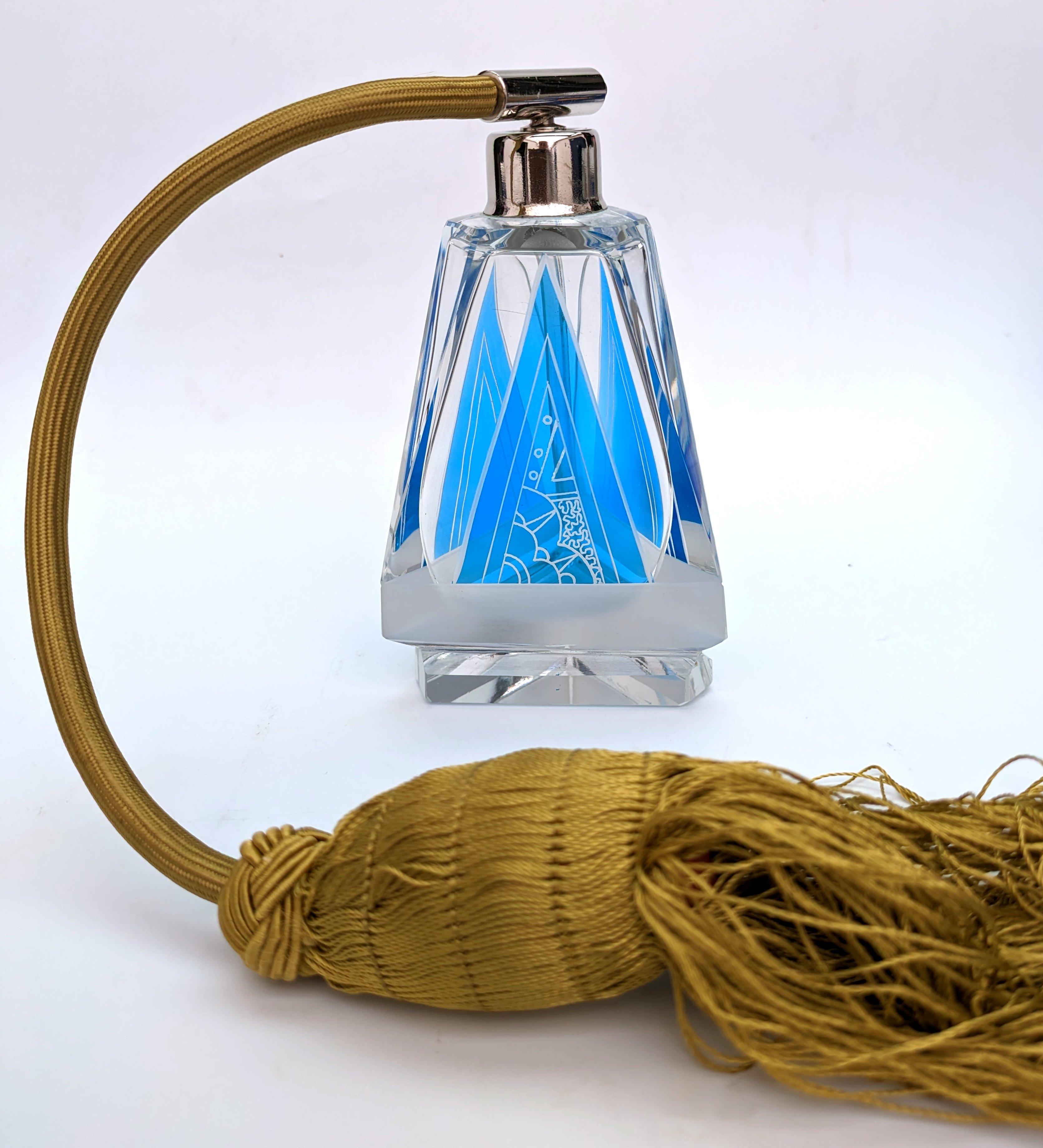 Ceco Bottiglia di profumo Art Deco con smalto blu geometrico di Karl Palda, 1930 ca. in vendita