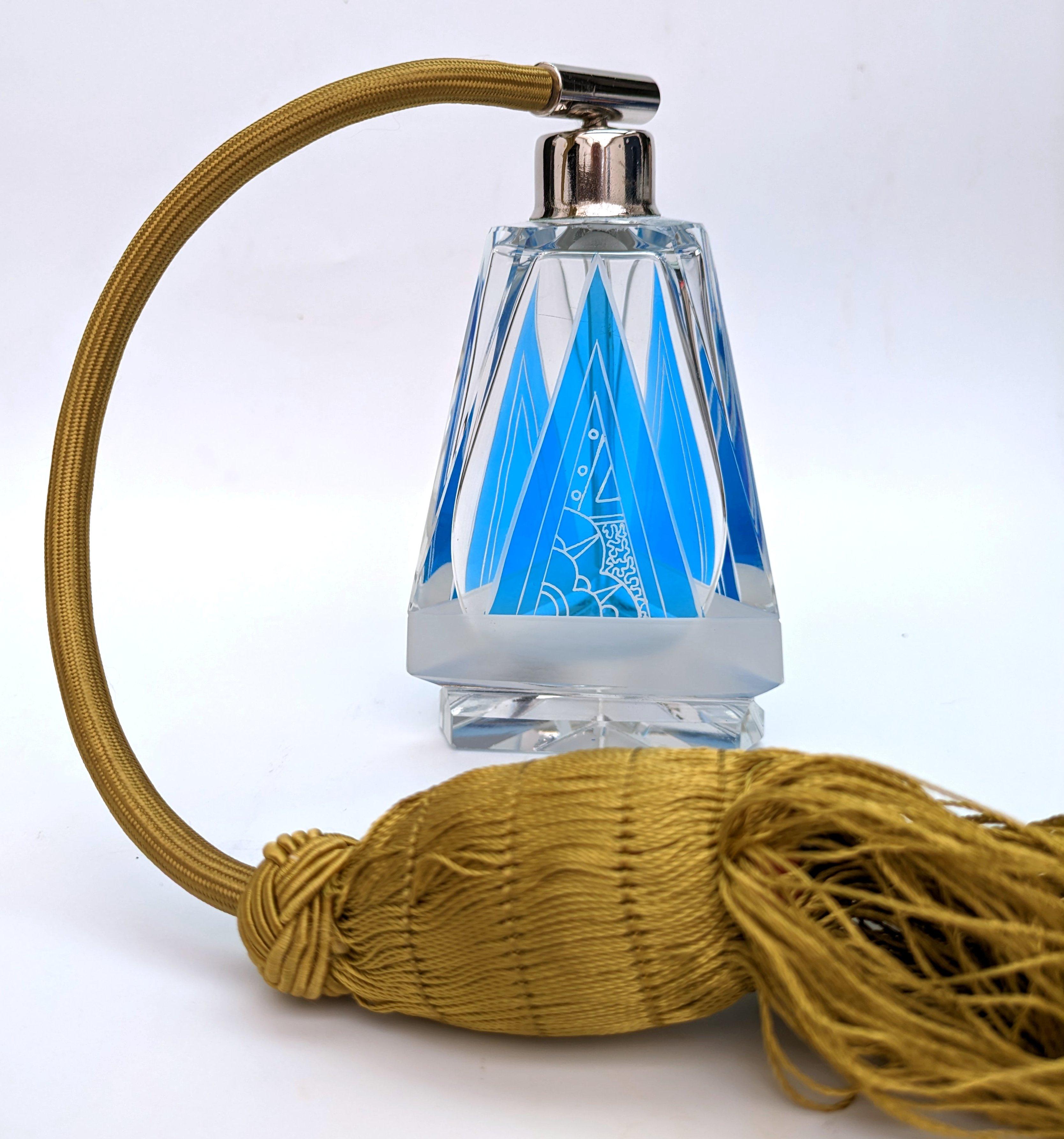 Smaltato Bottiglia di profumo Art Deco con smalto blu geometrico di Karl Palda, 1930 ca. in vendita