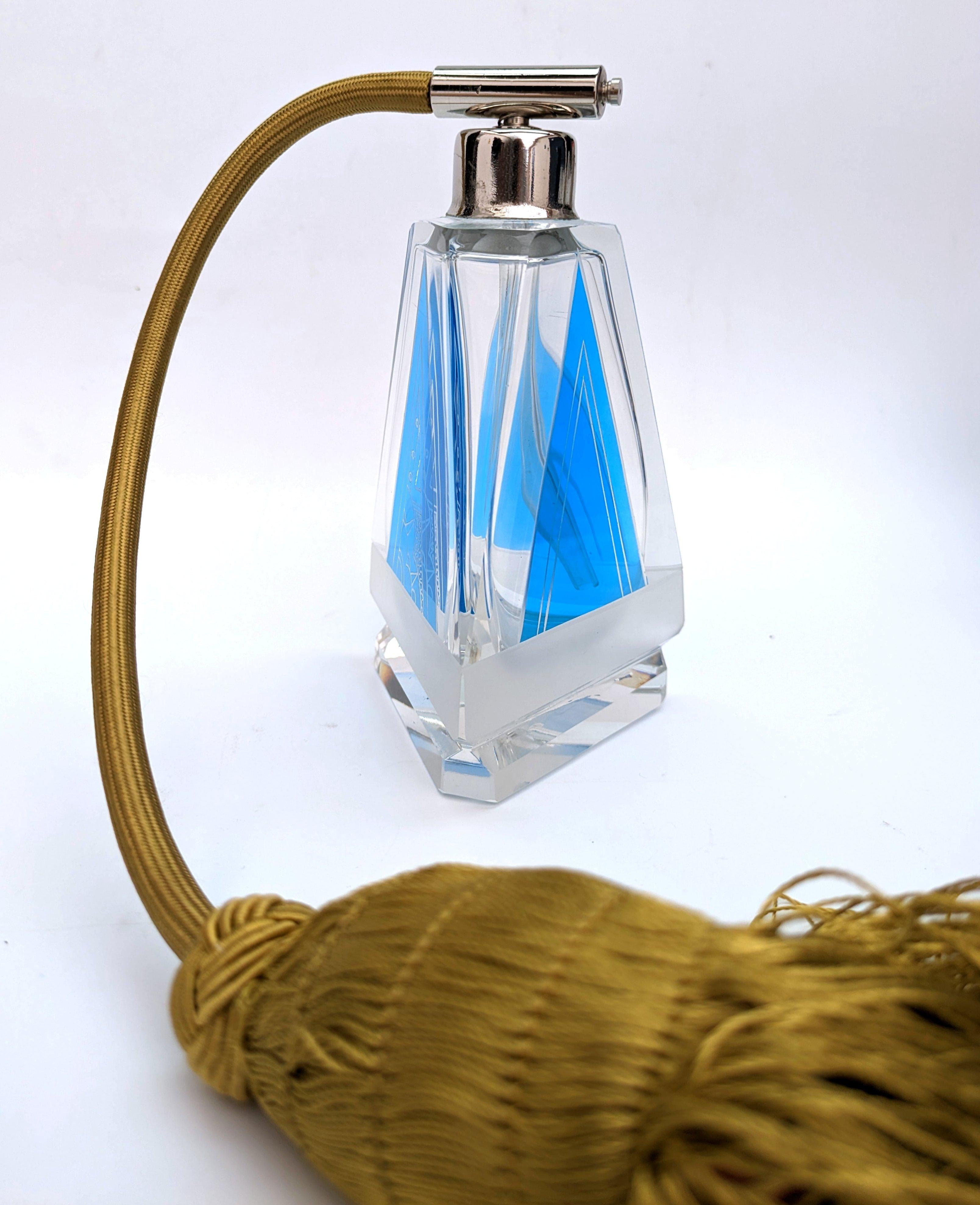 Bottiglia di profumo Art Deco con smalto blu geometrico di Karl Palda, 1930 ca. In condizioni buone in vendita a Devon, England