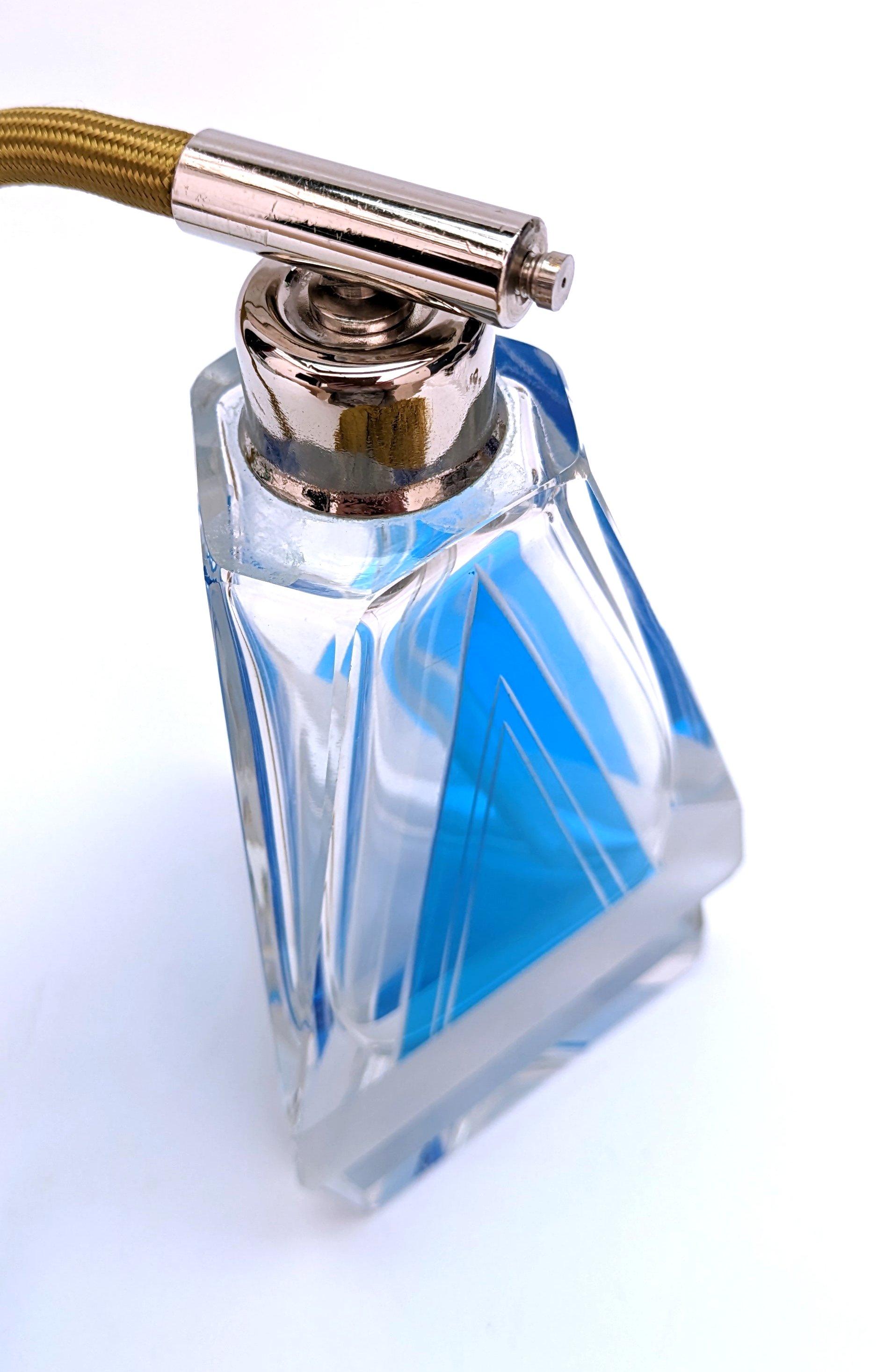 XX secolo Bottiglia di profumo Art Deco con smalto blu geometrico di Karl Palda, 1930 ca. in vendita