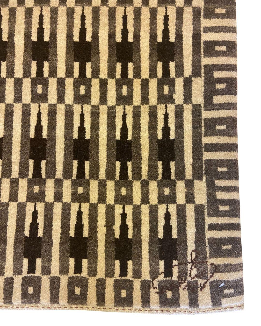 Geometrischer Art-Déco-Teppich, handgeknüpft, grau, dunkelbraun und beige Wolle 2′ × 3′ (Art déco) im Angebot