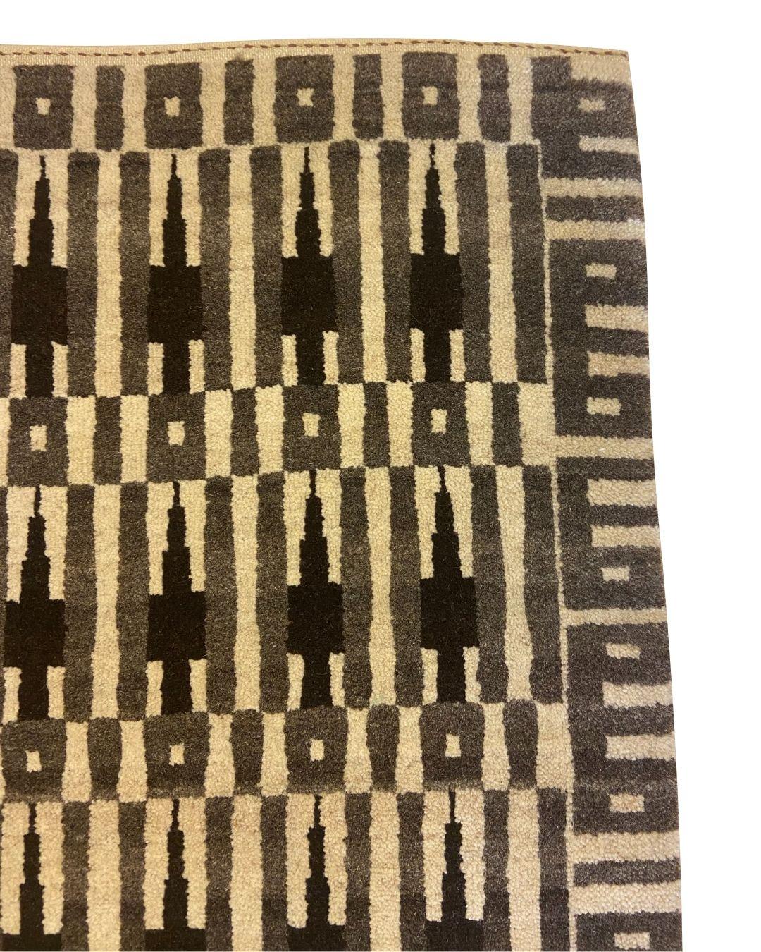 Geometrischer Art-Déco-Teppich, handgeknüpft, grau, dunkelbraun und beige Wolle 2′ × 3′ (Indisch) im Angebot