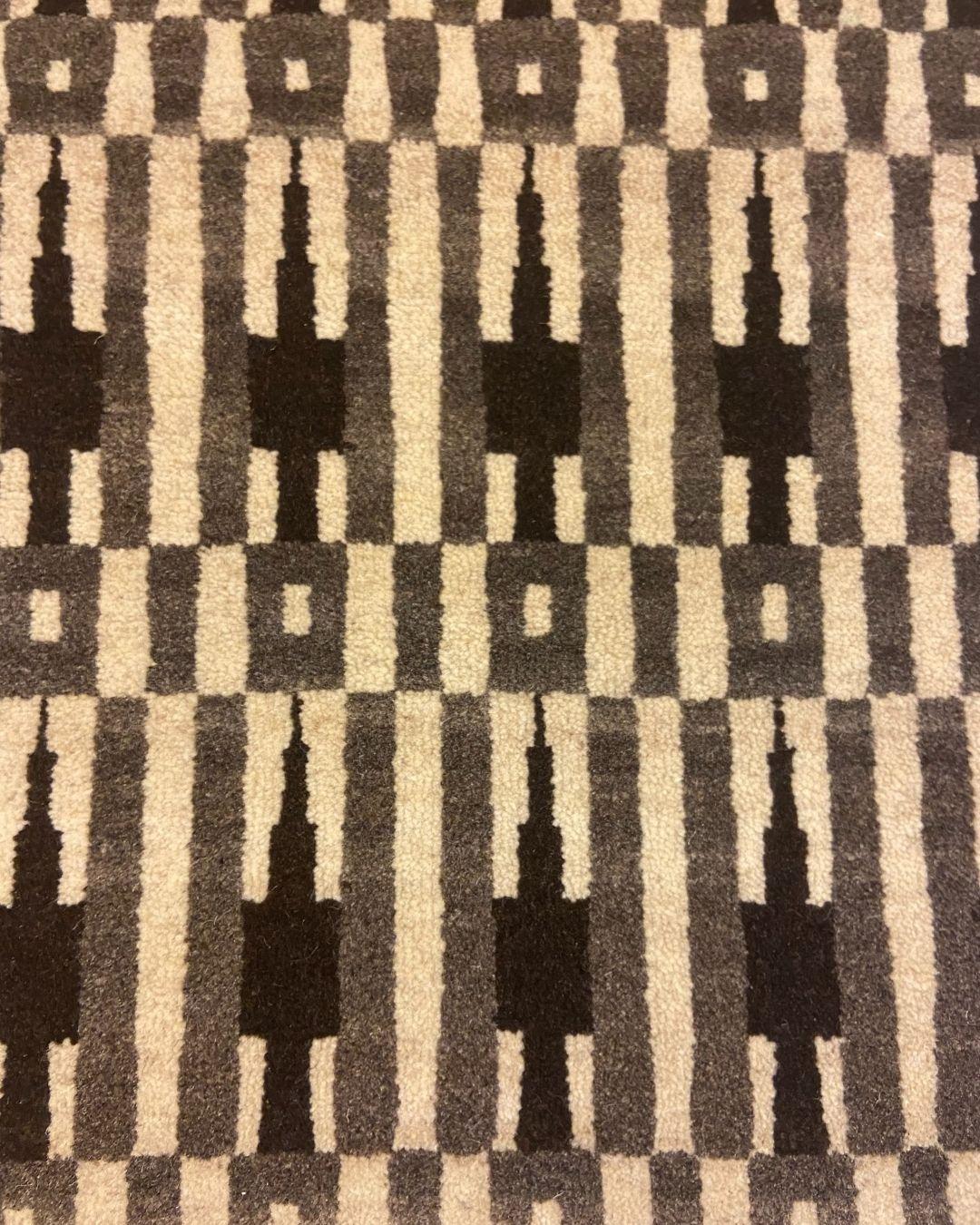 Geometrischer Art-Déco-Teppich, handgeknüpft, grau, dunkelbraun und beige Wolle 2′ × 3′ (Handgewebt) im Angebot