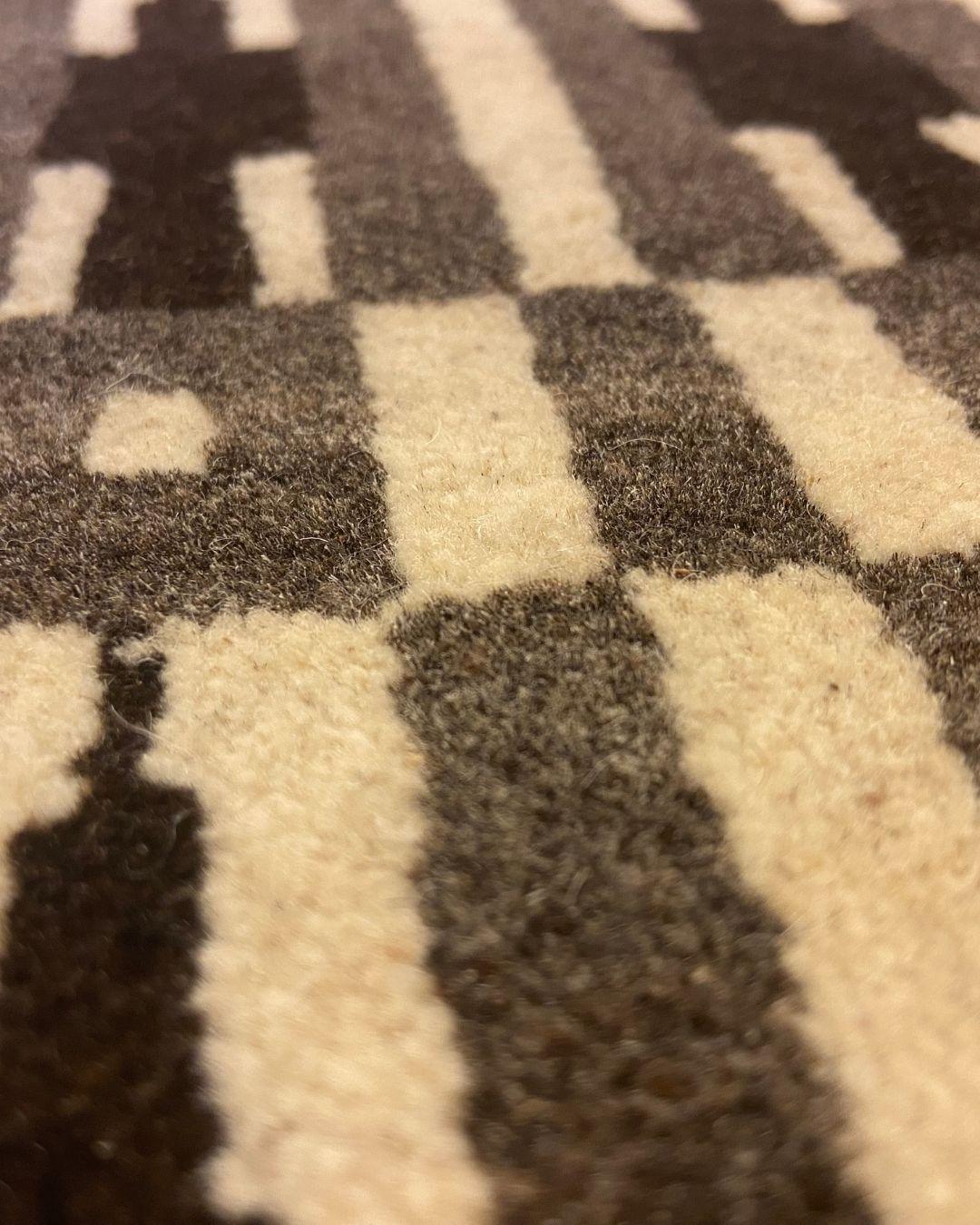Geometrischer Art-Déco-Teppich, handgeknüpft, grau, dunkelbraun und beige Wolle 2′ × 3′ im Zustand „Neu“ im Angebot in New York, NY