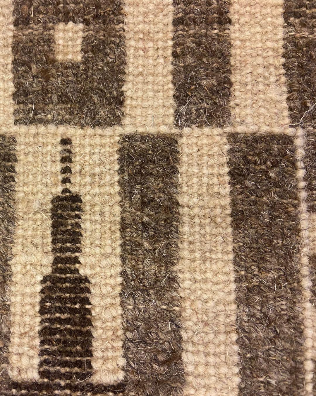 Geometrischer Art-Déco-Teppich, handgeknüpft, grau, dunkelbraun und beige Wolle 2′ × 3′ (21. Jahrhundert und zeitgenössisch) im Angebot