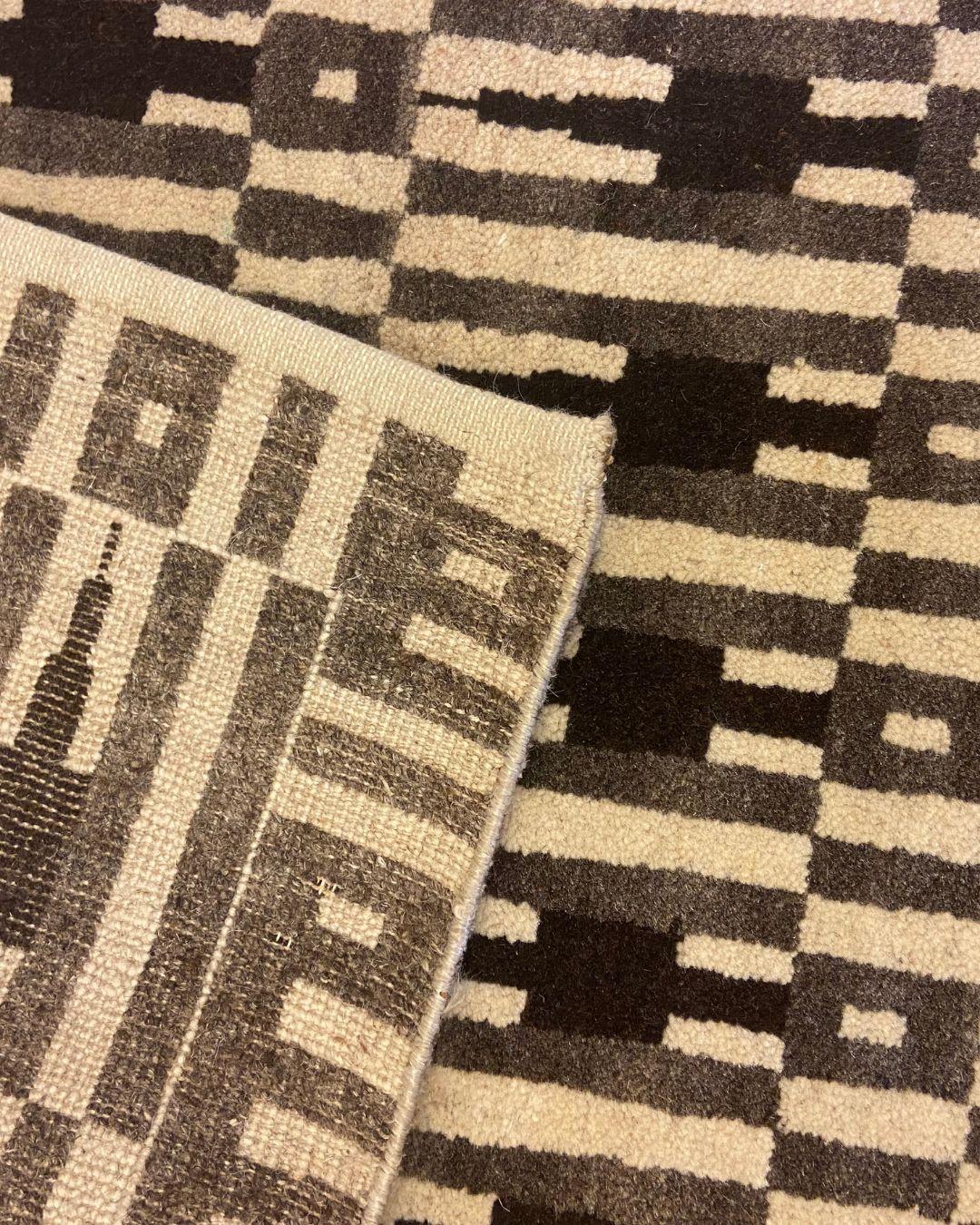 Geometrischer Art-Déco-Teppich, handgeknüpft, grau, dunkelbraun und beige Wolle 2′ × 3′ im Angebot 1