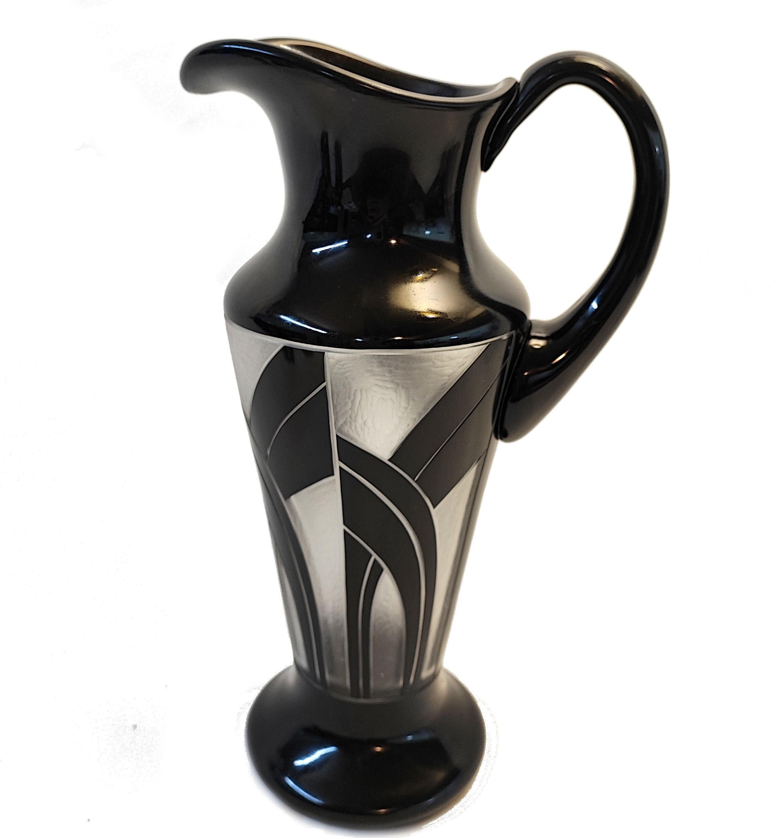 Sehr hochwertiges, sehr auffällig aussehendes tschechisches Art-Déco-Glas-Cocktailset aus den 1930er Jahren. Mit einem Kristallkrug in klassischer Form und sechs passenden Gläsern (Höhe 8 cm, Durchmesser 6 cm). Das gesamte Set ist schwarz