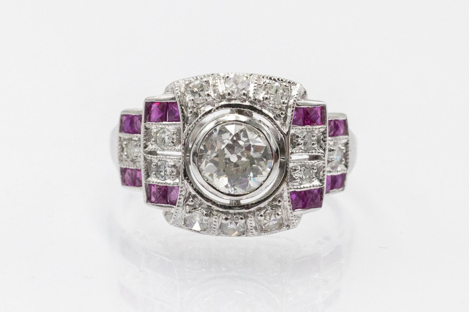 Exclusive ring made of white gold, decorated with diamonds and rubies, whose geometric shape and combination of stones are characteristic of the Art Deco style.

Origin: Netherlands, mid-20th century.

Its central point is a diamond in an 