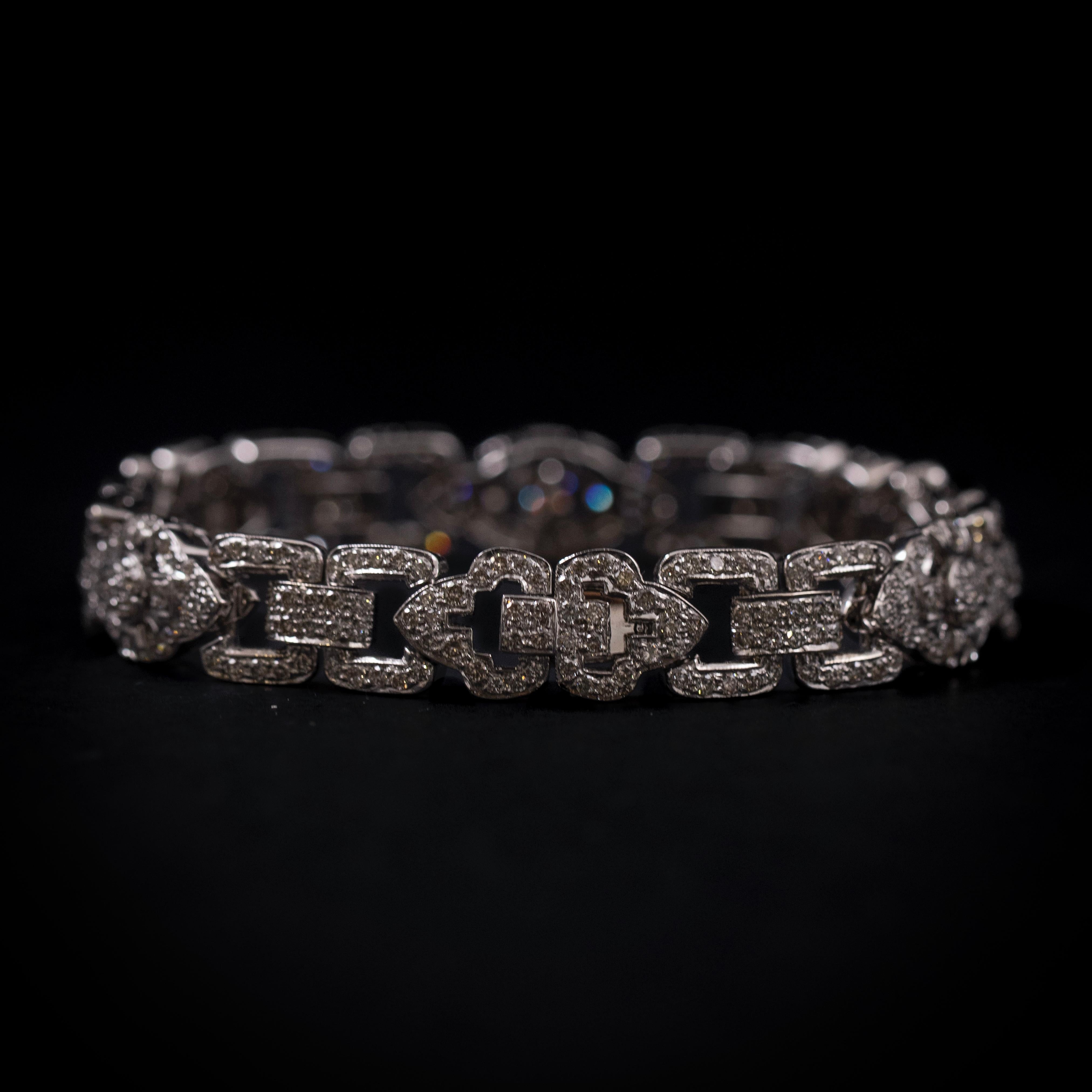 Pulsera Art Decó de paneles de diamantes en oro blanco de 18 quilates, circa años 40.

Un deslumbrante homenaje a la geometría Art Déco y al glamour vintage. Meticulosamente elaborado en oro blanco de 18 quilates y generosamente engastado con
