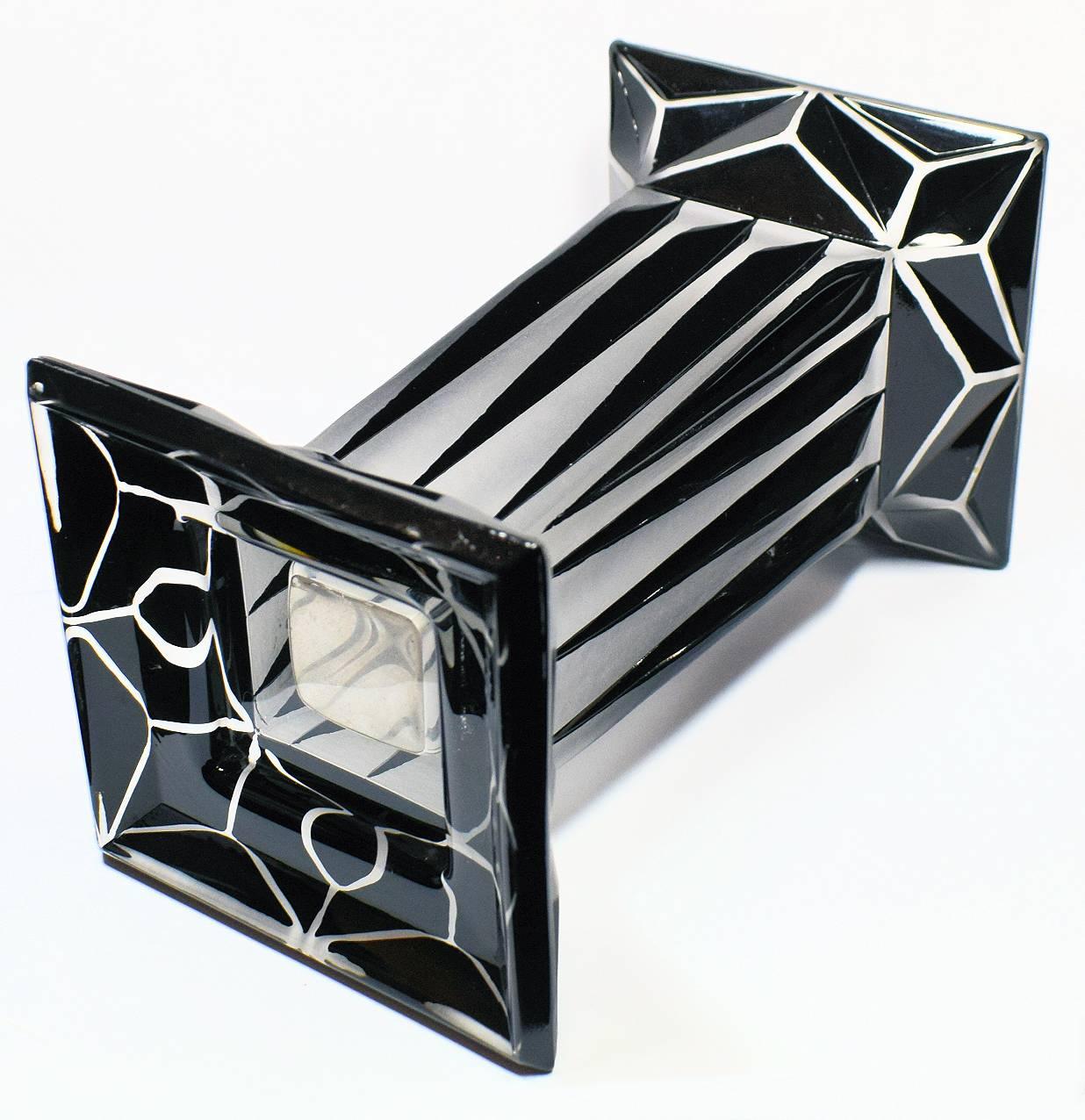 Rare et très élégant vase à motifs géométriques de Karl Palda. Grande taille pour une utilisation moderne, voir les dimensions. Le décor en émail noir sur fond de verre de cristal clair en fait un modèle très frappant, simple mais très élégant.