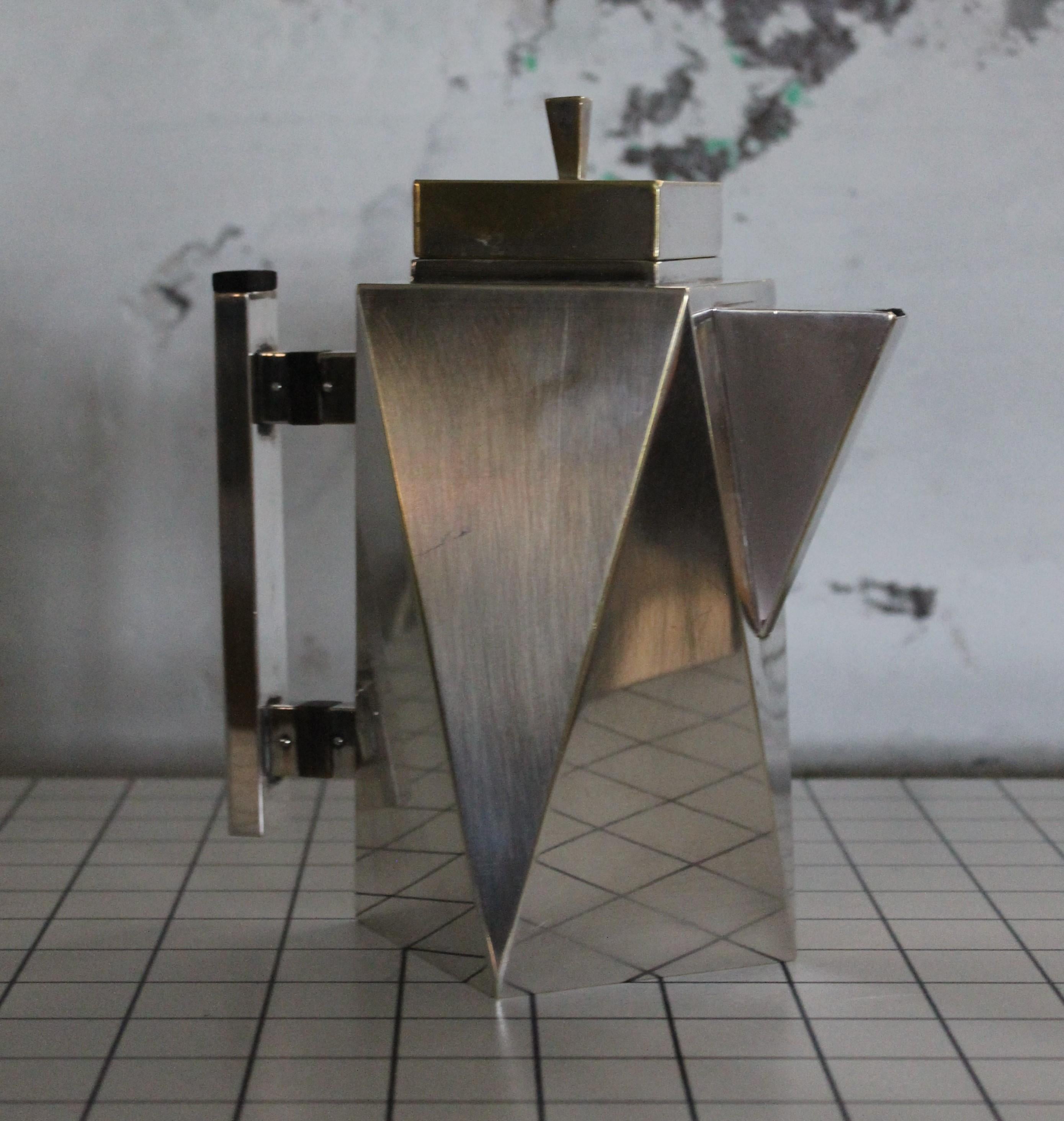 Cafetière italienne Art Déco géométrique en métal argenté de style Charles Boyton en vente 2