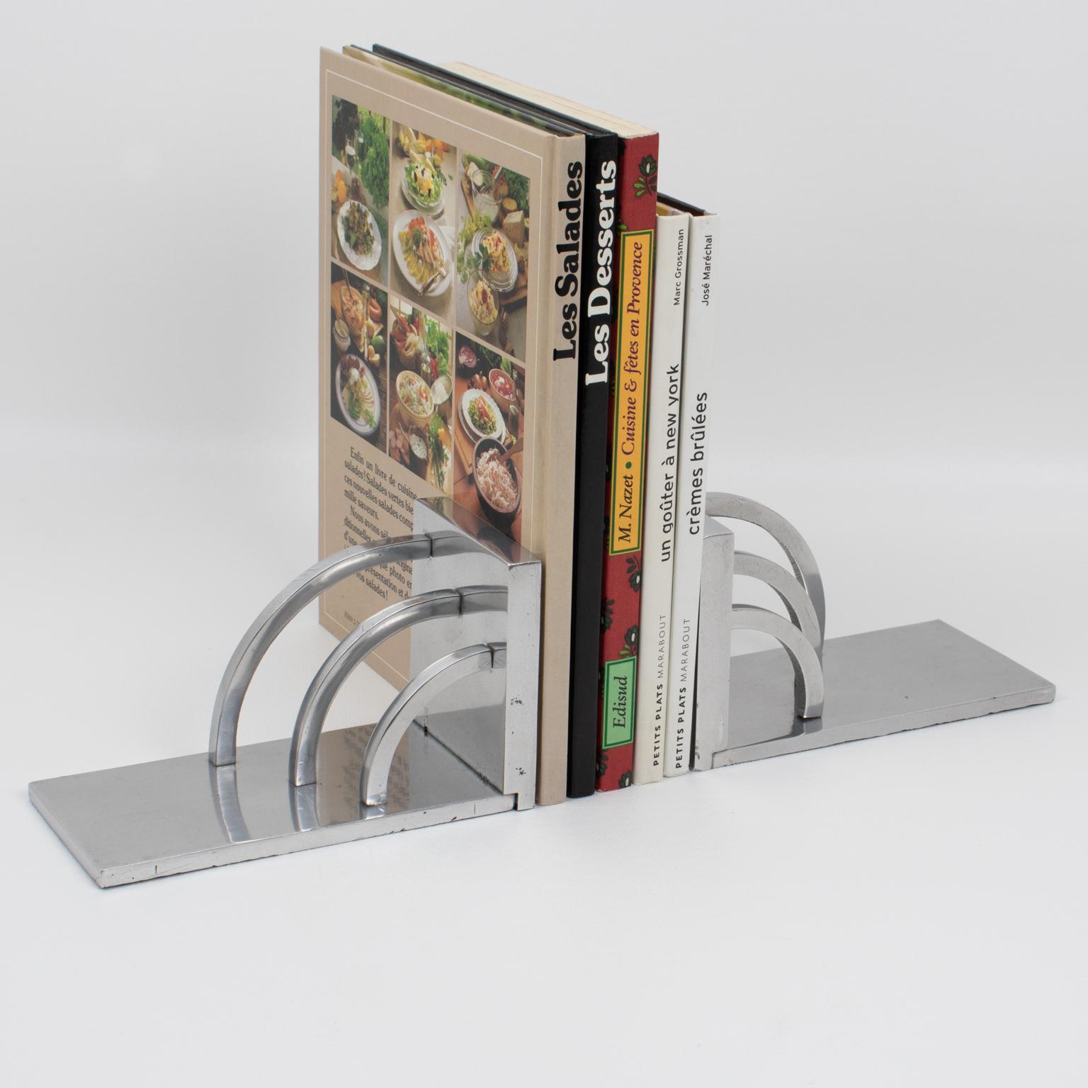 Diese atemberaubenden französischen Art-Déco-Modernisten-Buchstützen aus den 1940er Jahren werden gemeinhin den Kreationen von Jacques Adnet zugeschrieben. Die Schreibtischsets bestehen aus schwerem, poliertem Aluminiumguss und weisen eine