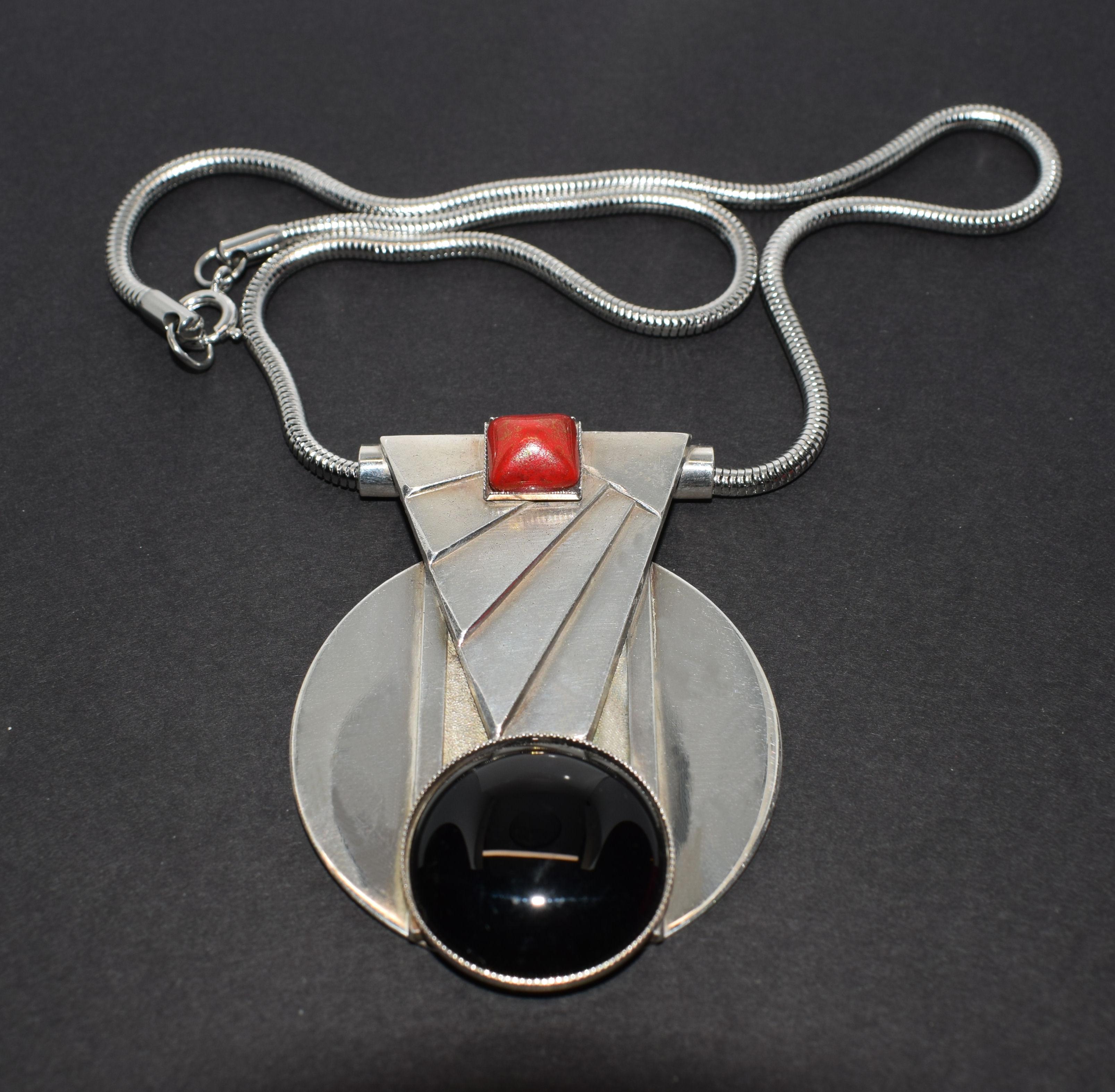Classic and very high quality ladies Art Deco Modernist necklace, totally authentic and to the period, dating to the 1930's. Features a cherry red glass centre piece which is mounted on a nickle plated back plate with a large black glass stone to