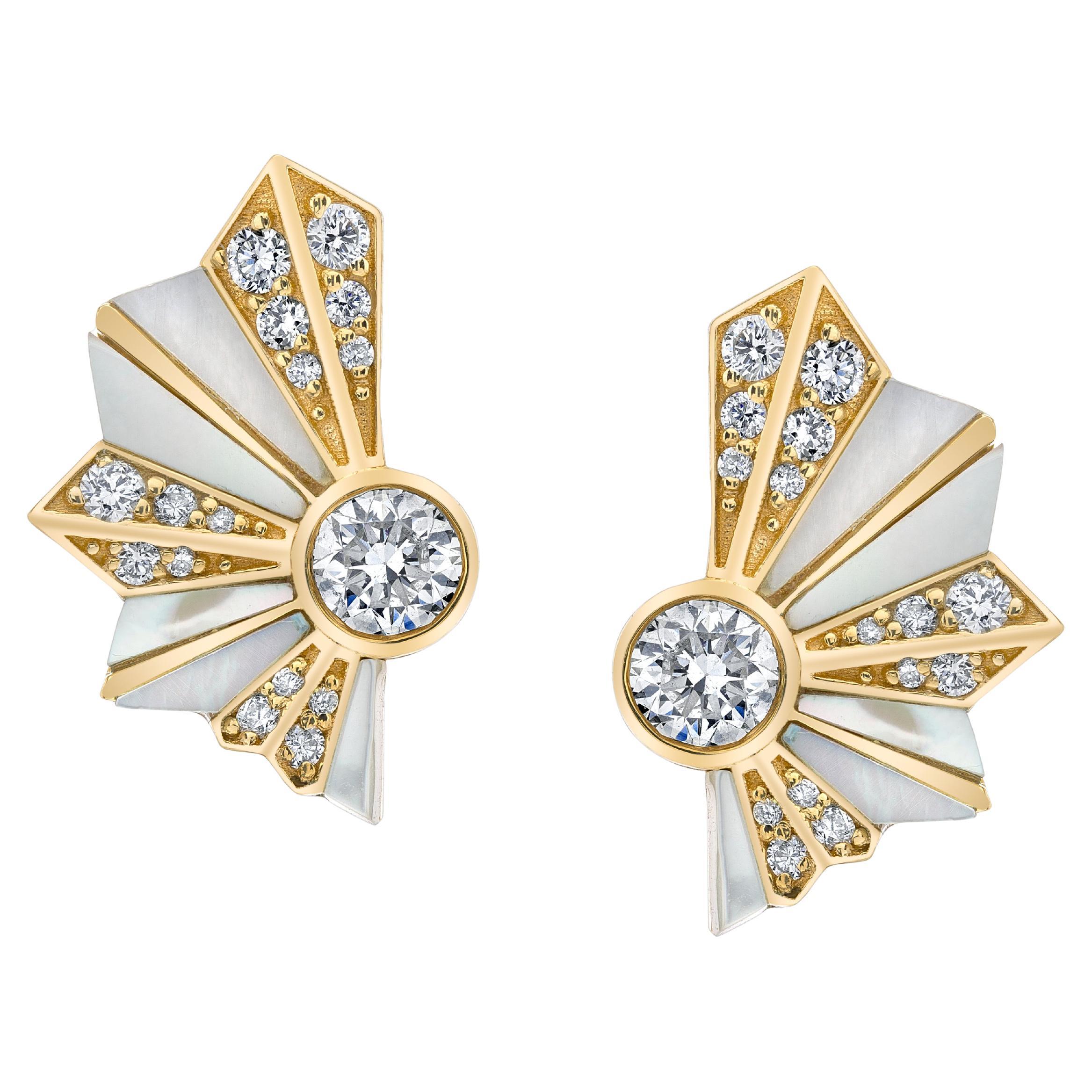 ART OF PEARLS - Boucles d
oreilles géométriques en or jaune 18 carats avec nacre et diamants en vente