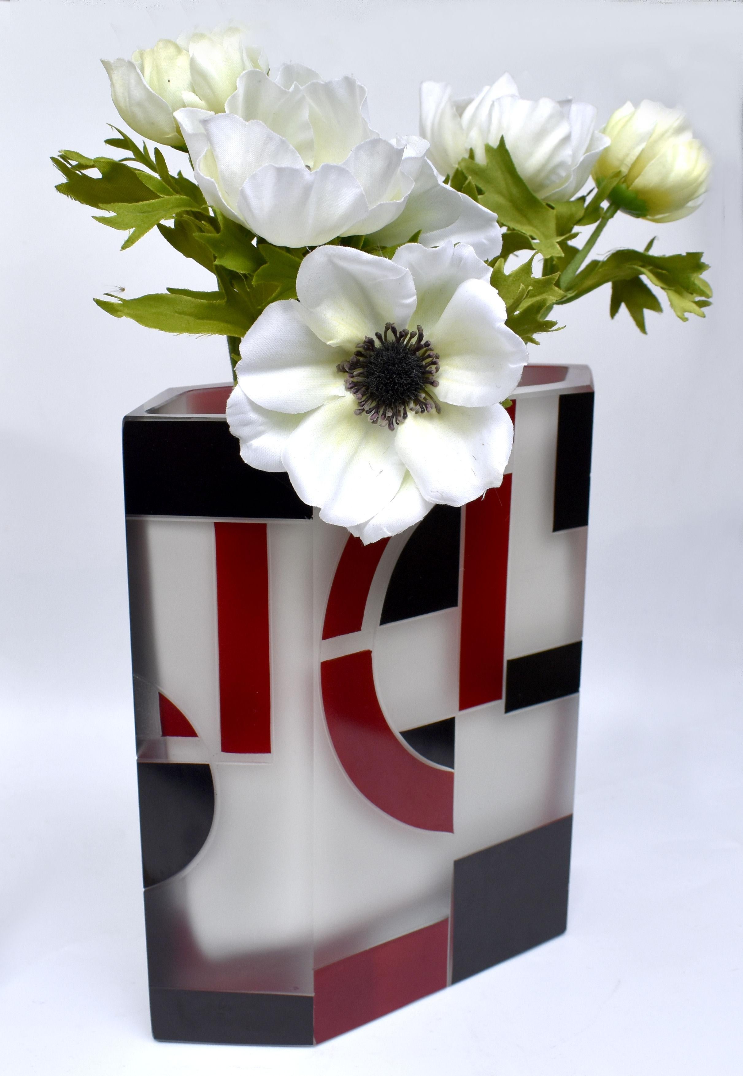 Art Deco Geometrische Vase aus opakem Glas und Emaille, tschechisch, C1930 im Angebot 3
