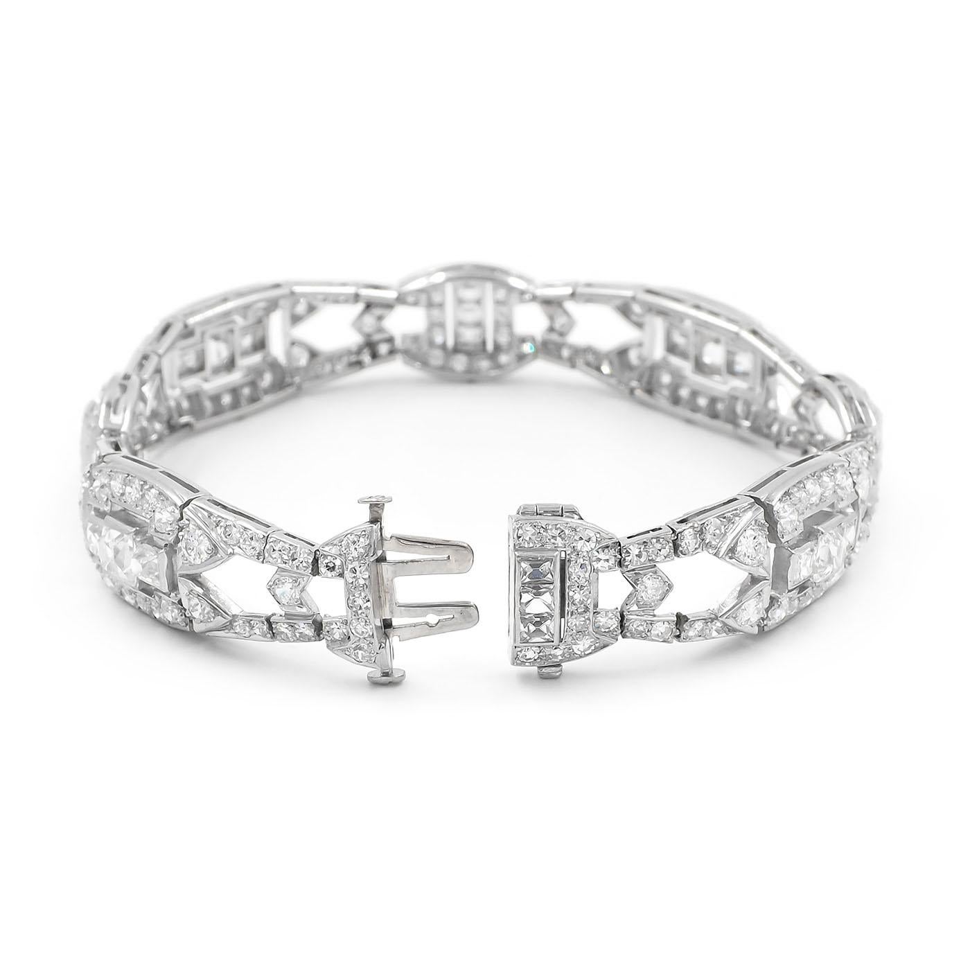 Un fabuleux bijou géométrique d'époque Art Déco américain 7.06 Ctw. Bracelet en diamant taillé mixte composé de platine. De style géométrique, les maillons alternés sont sertis de diamants.

Le bracelet est serti de 160 diamants de taille européenne