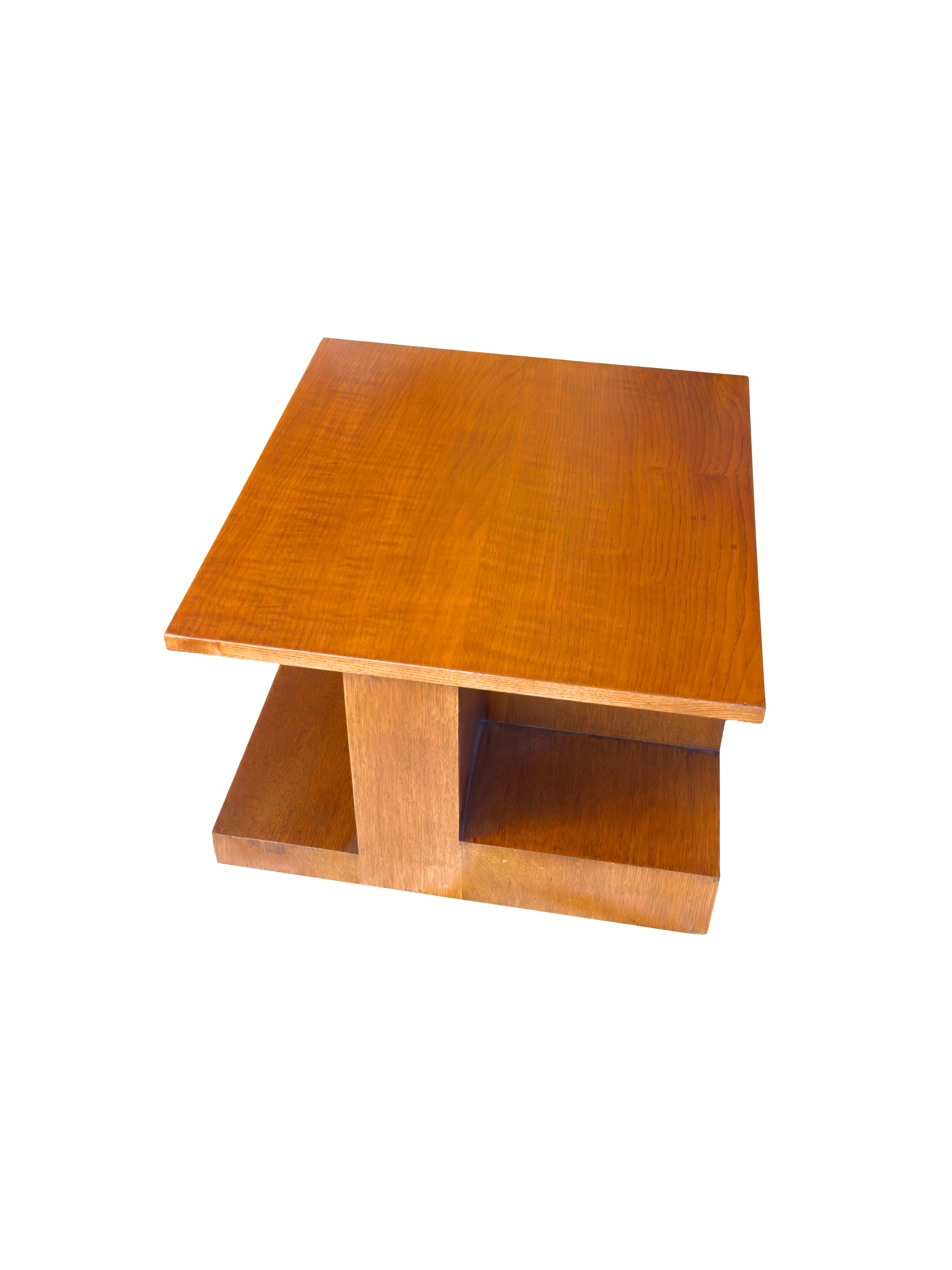 Table d'appoint géométrique Art Déco avec étagère, inspirée du style unique de Hendrik Van Keppel.

Fabriquée avec une attention méticuleuse aux détails, la table présente un cadre géométrique et une étagère spacieuse, parfaite pour exposer des