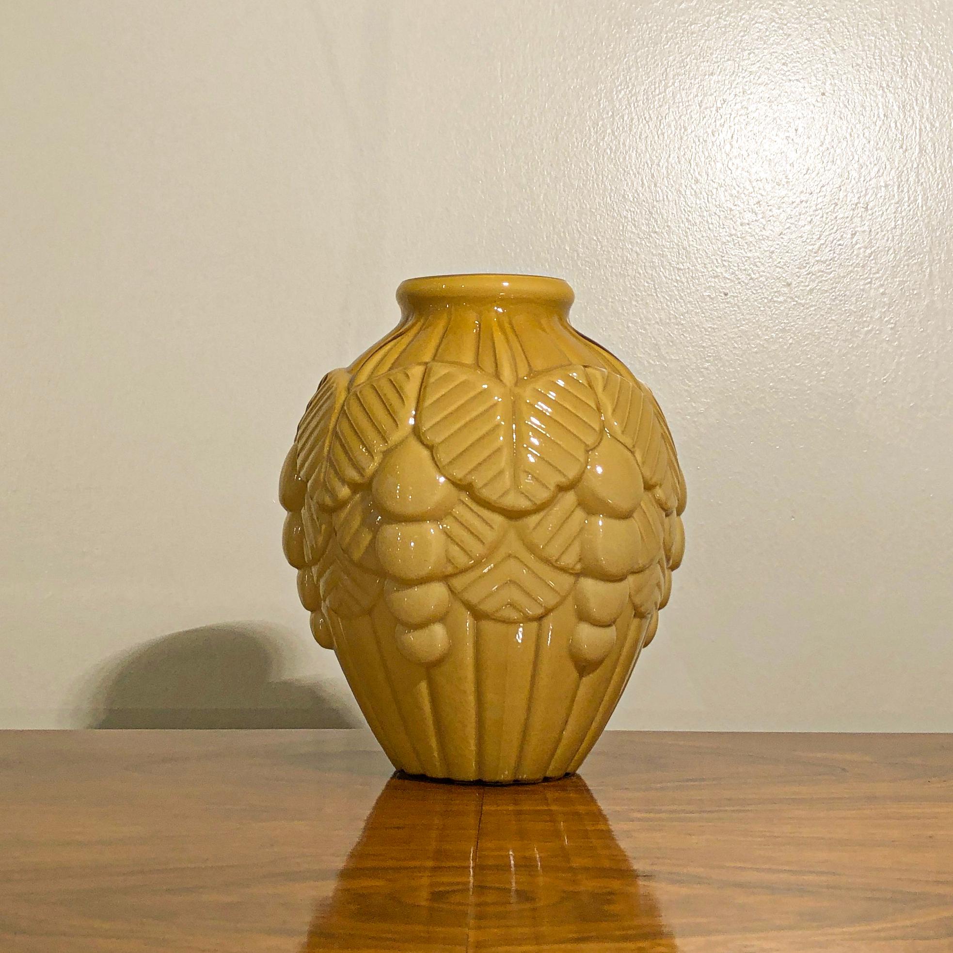 Art Deco geometrical fruit grapes motif Belgian yellow glass vase, 1930s. Perfect as charming Christmas gift, as a centerpiece or table decoration during a cocktail party, 

Size: Height 24 cm, diameter 20 cm.

A video is available upon