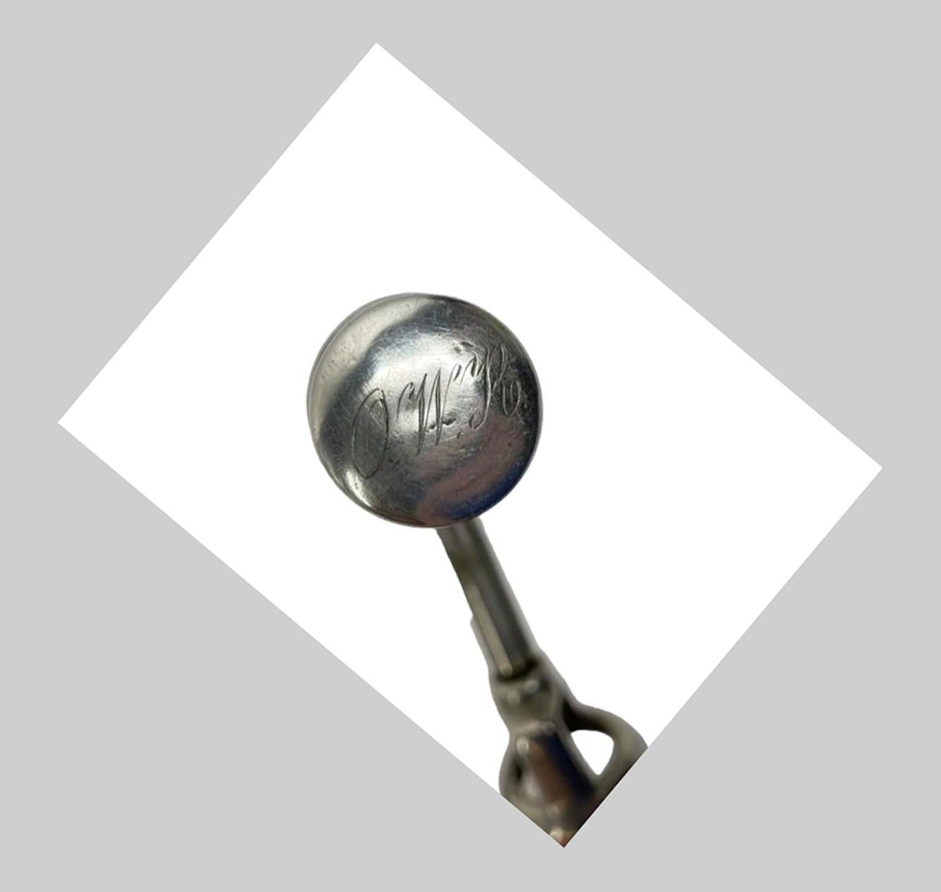 Sacacorchos Art Decó de marfil tallado geométricamente con tapones escalonados de plata de ley en venta 5