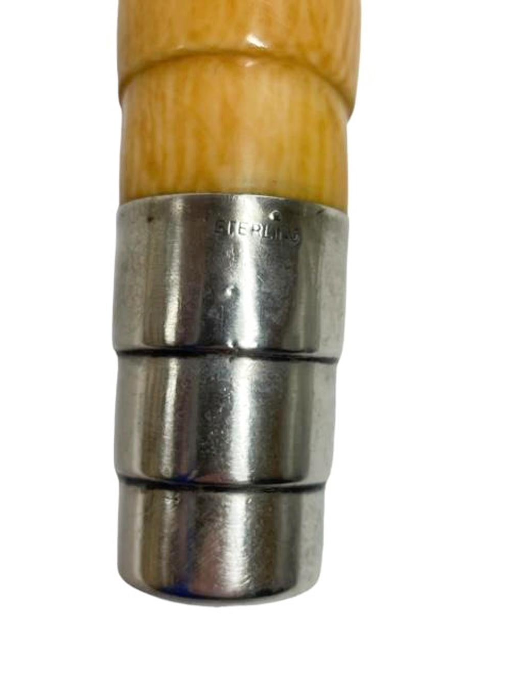 Sacacorchos Art Decó de marfil tallado geométricamente con tapones escalonados de plata de ley siglo XX en venta
