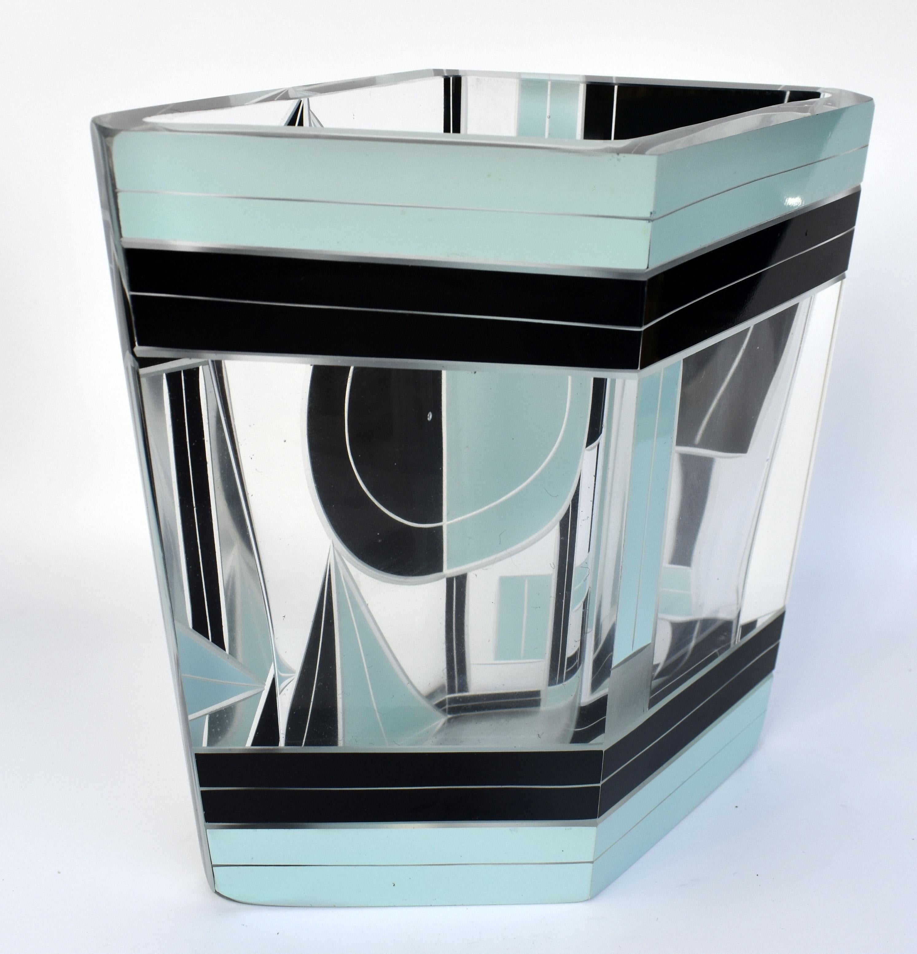 Geometrisch verzierte Art-Déco-Vase aus Emailleglas und geätztem Glas im Art déco-Stil, Tschechisch, um 1935 im Angebot 4