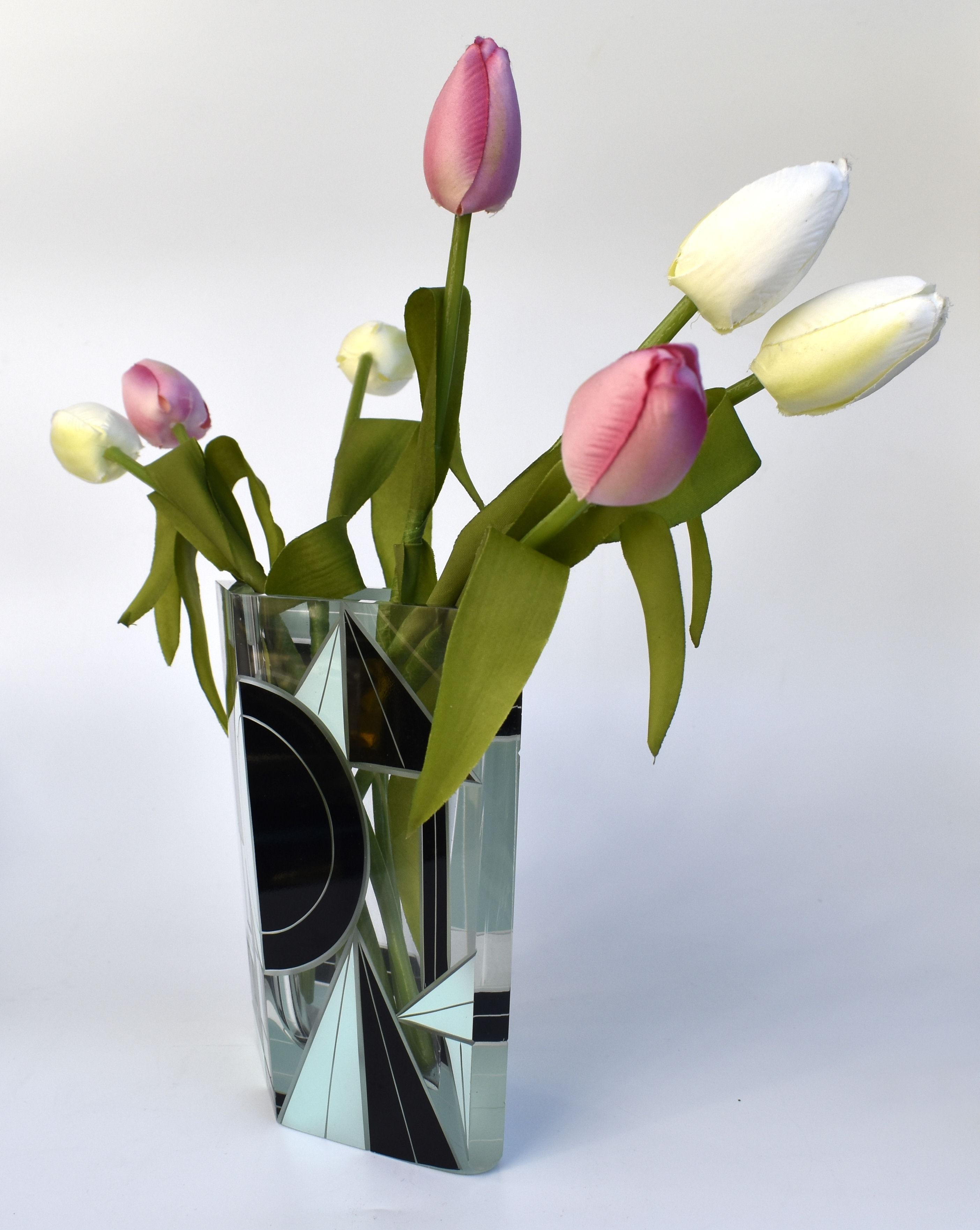 Geometrisch verzierte Art-Déco-Vase aus Emailleglas und geätztem Glas im Art déco-Stil, Tschechisch, um 1935 im Zustand „Gut“ im Angebot in Devon, England