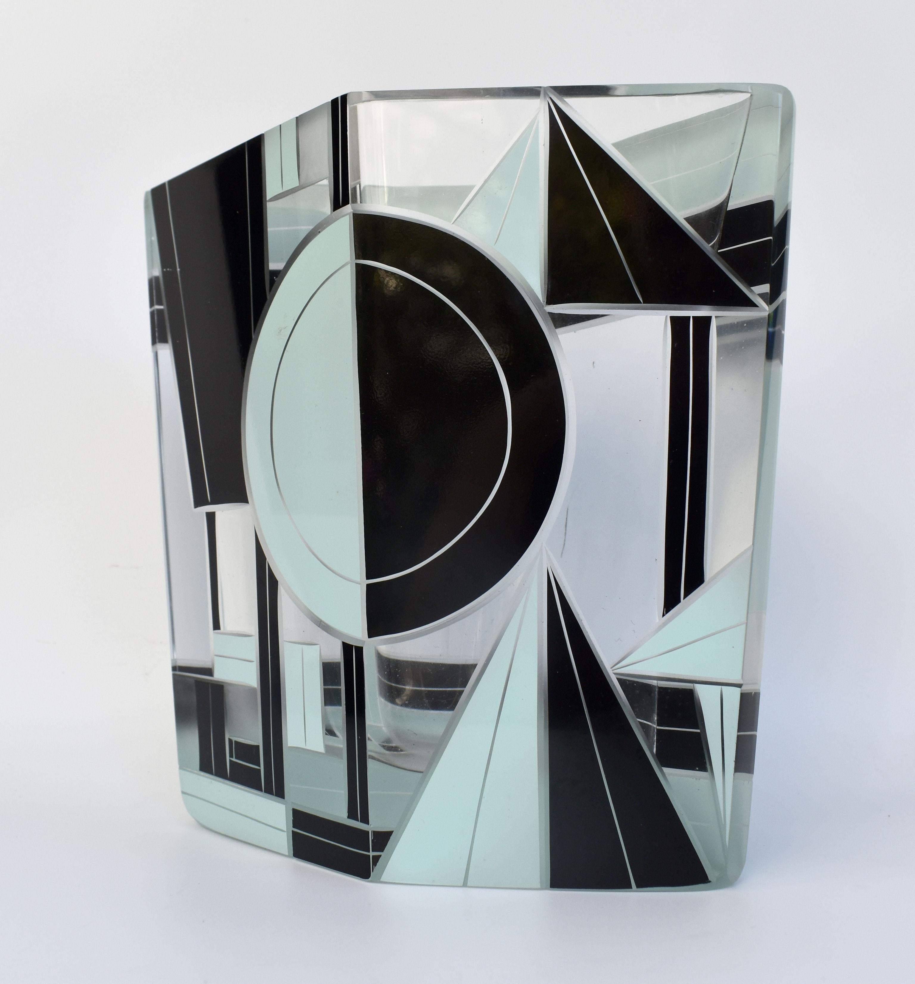 Geometrisch verzierte Art-Déco-Vase aus Emailleglas und geätztem Glas im Art déco-Stil, Tschechisch, um 1935 im Angebot 1