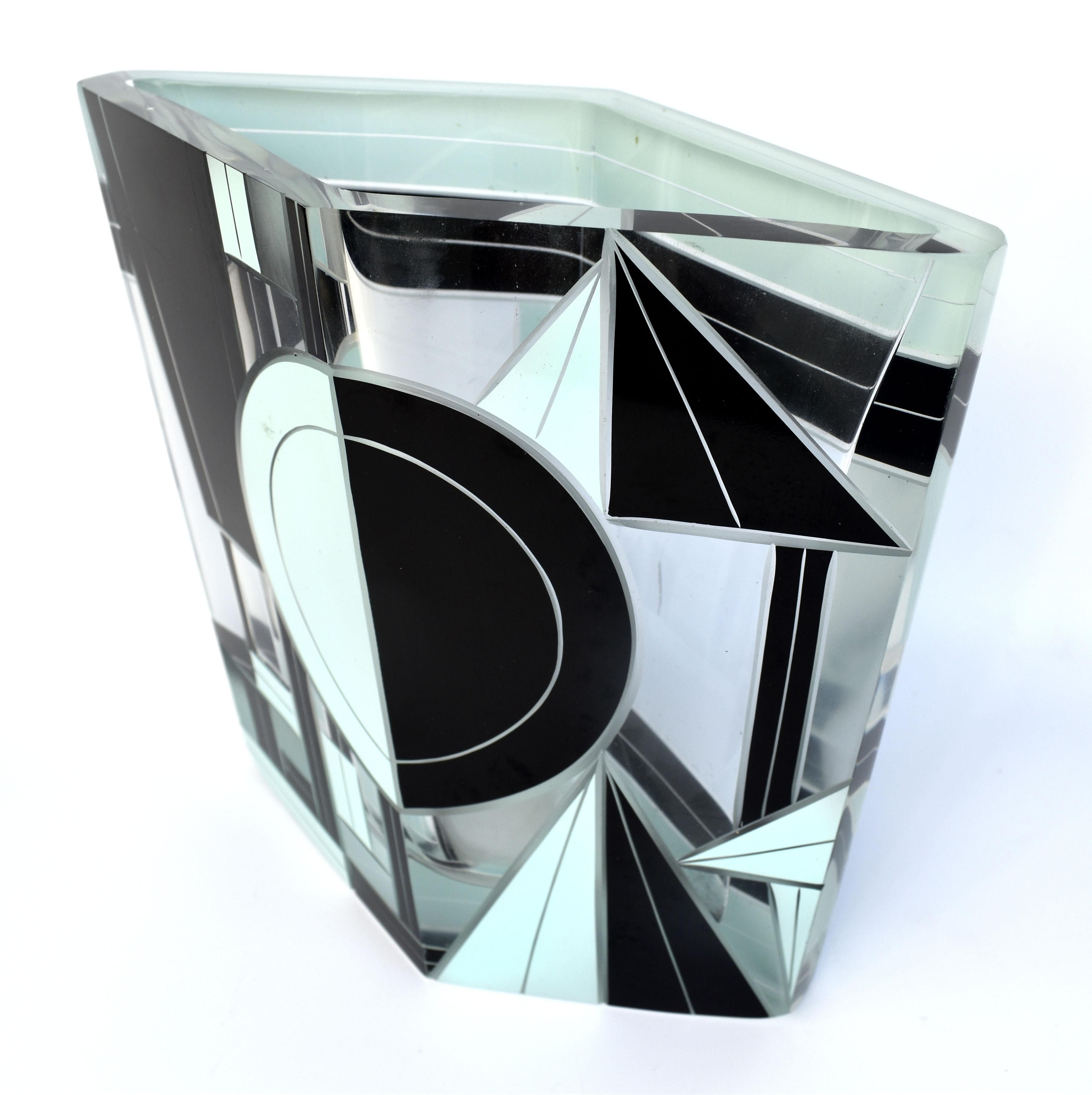 Geometrisch verzierte Art-Déco-Vase aus Emailleglas und geätztem Glas im Art déco-Stil, Tschechisch, um 1935 im Angebot 3