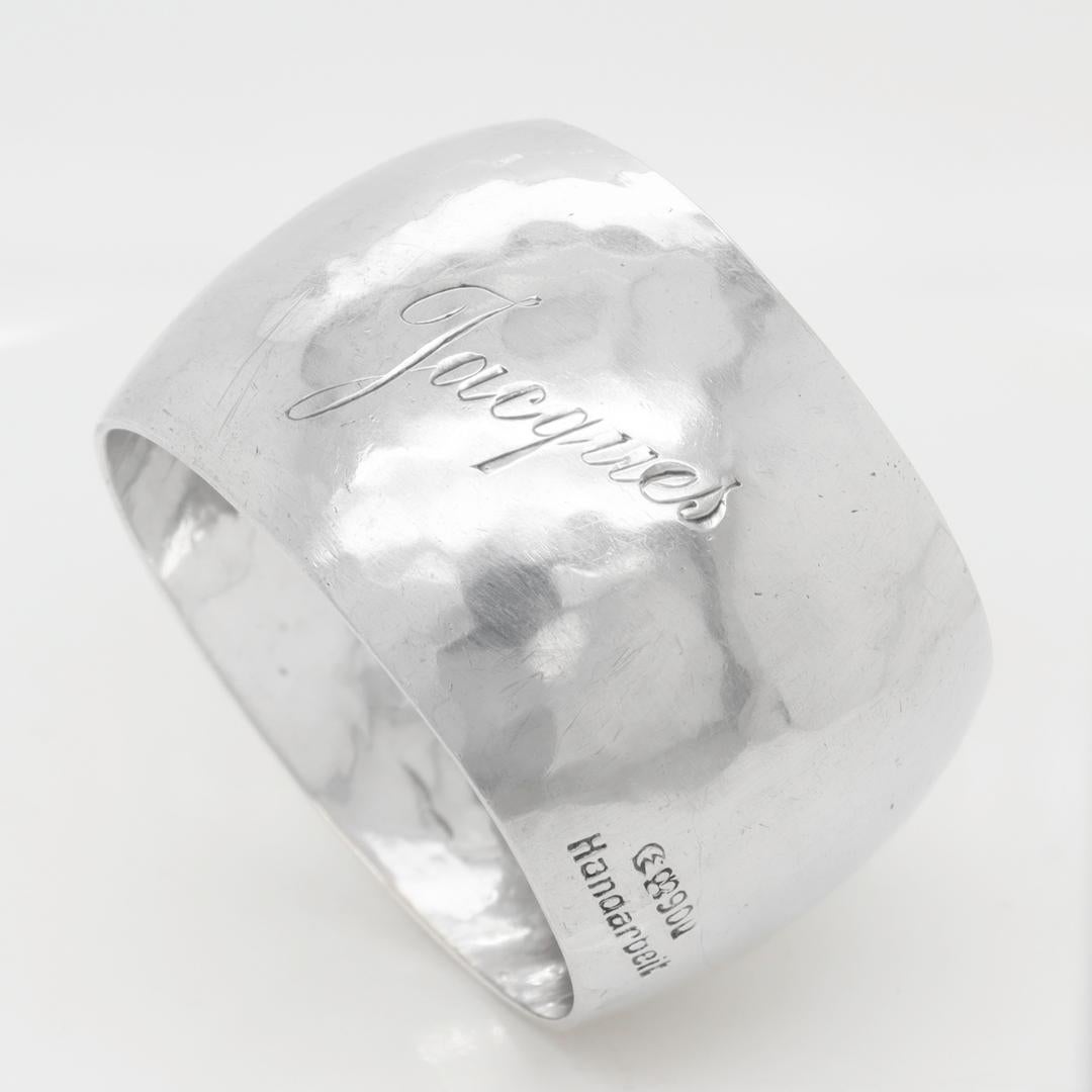 A fine silver napkin ring.

In hand-hammered 800 silver.

Engraved with the names 