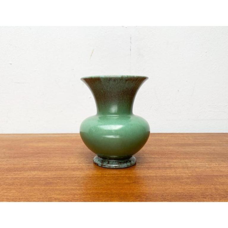 Vaso in ceramica tedesca Art Deco di Jasba, anni '40, in ottime condizioni. Progettato tra il 1920 e il 1949 Questo pezzo ha un marchio di attribuzione.

Informazioni aggiuntive:
Materiali: Ceramica
Colore: blu
Paese di origine: Germania
Tipo di
