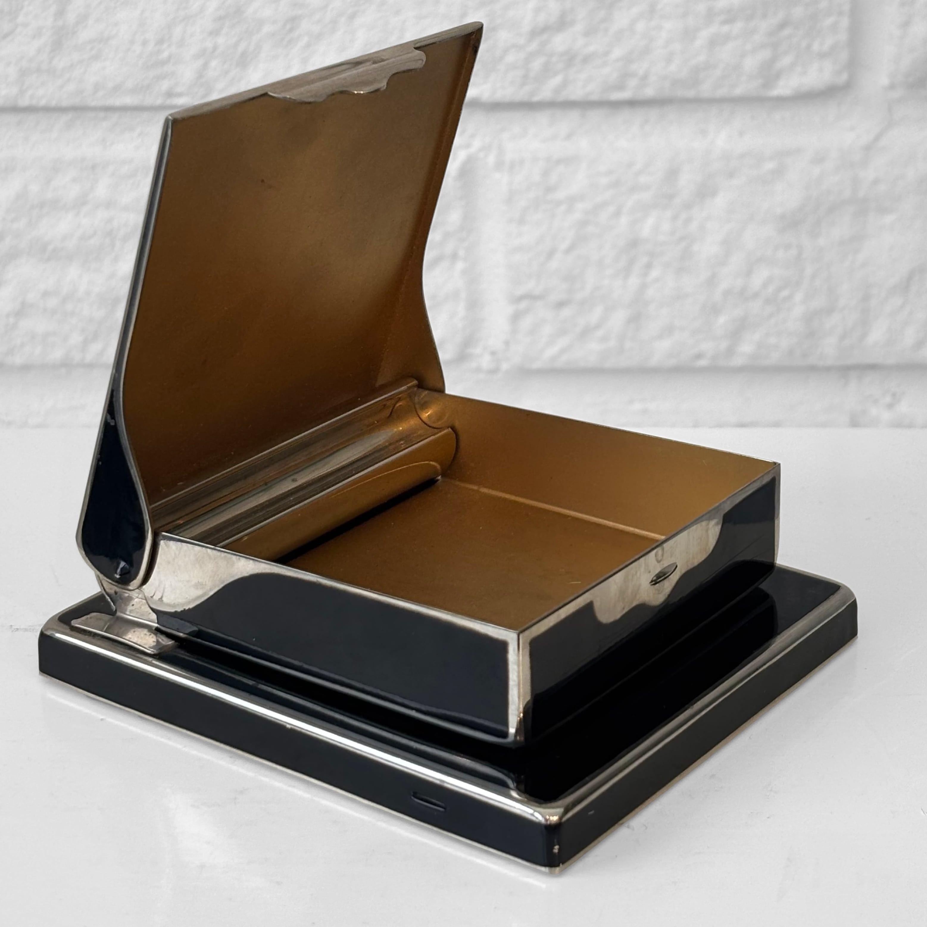 Art deco German cigarette dispenser 1930s Bauhaus modernist enamel and steel en venta 1