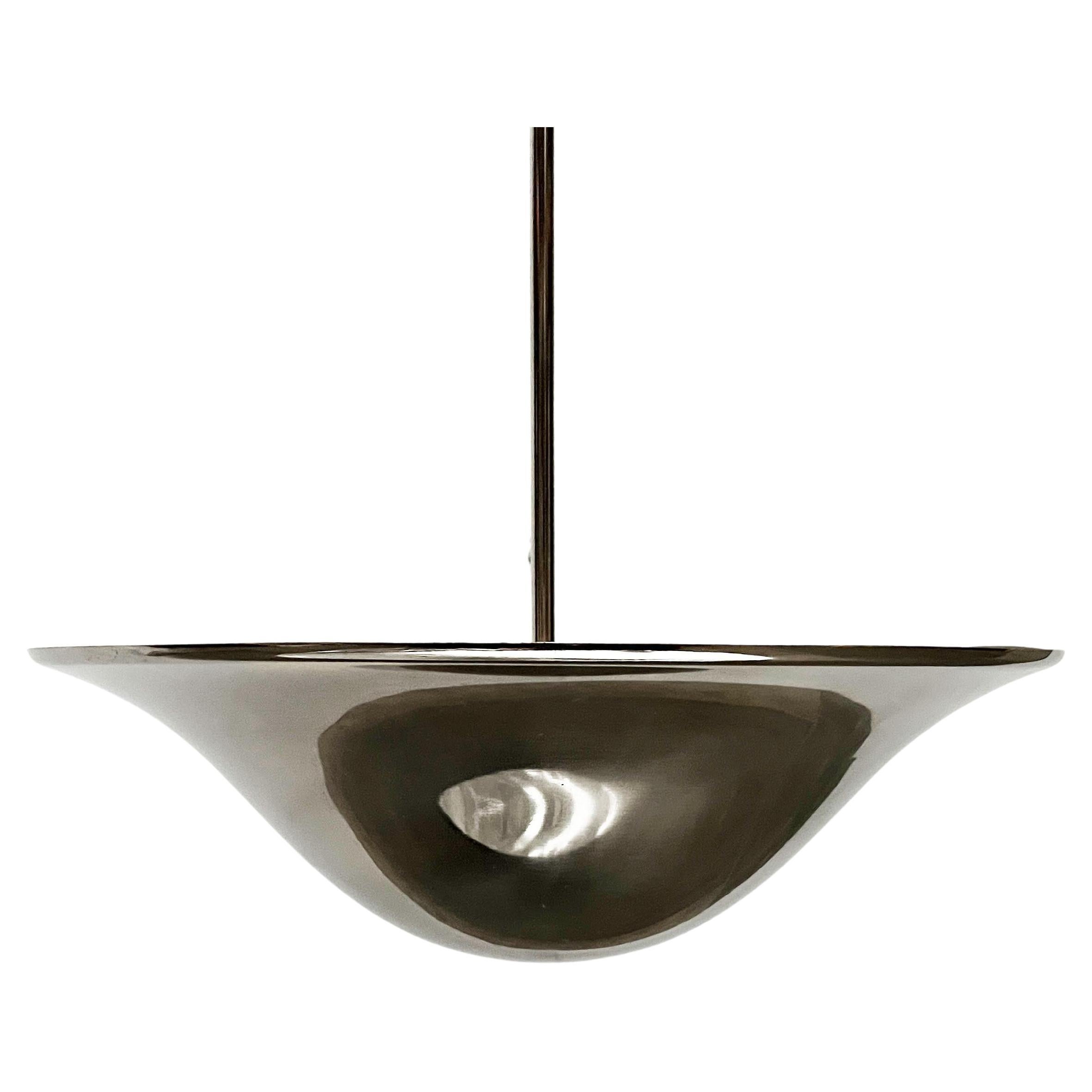 Elegante lámpara colgante de wmf de los años 20/30.

Un diseño limpio con una sutil ornamentación. Este proyector de techo se caracteriza por su elegante forma de pantalla y su superficie reflectante. La sombra forma una cúpula con radios suaves
