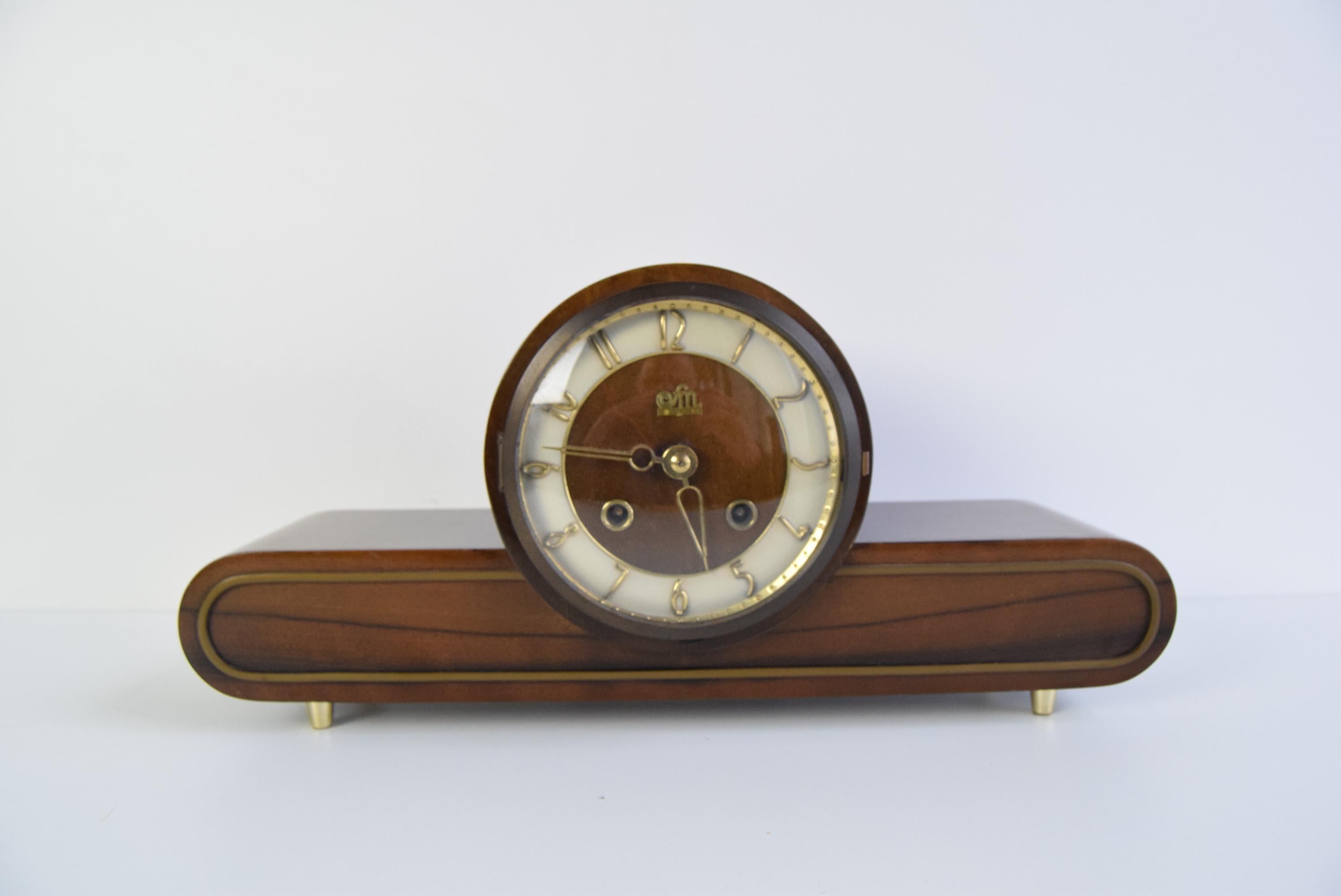 
Hergestellt in Deutschland
Die Uhr ist voll funktionsfähig, ein Schlüssel zum Aufziehen des Uhrwerks liegt bei.
Sie haben einen schönen summenden Klang.
Eine schöne Ergänzung zur Inneneinrichtung
Guter Originalzustand
