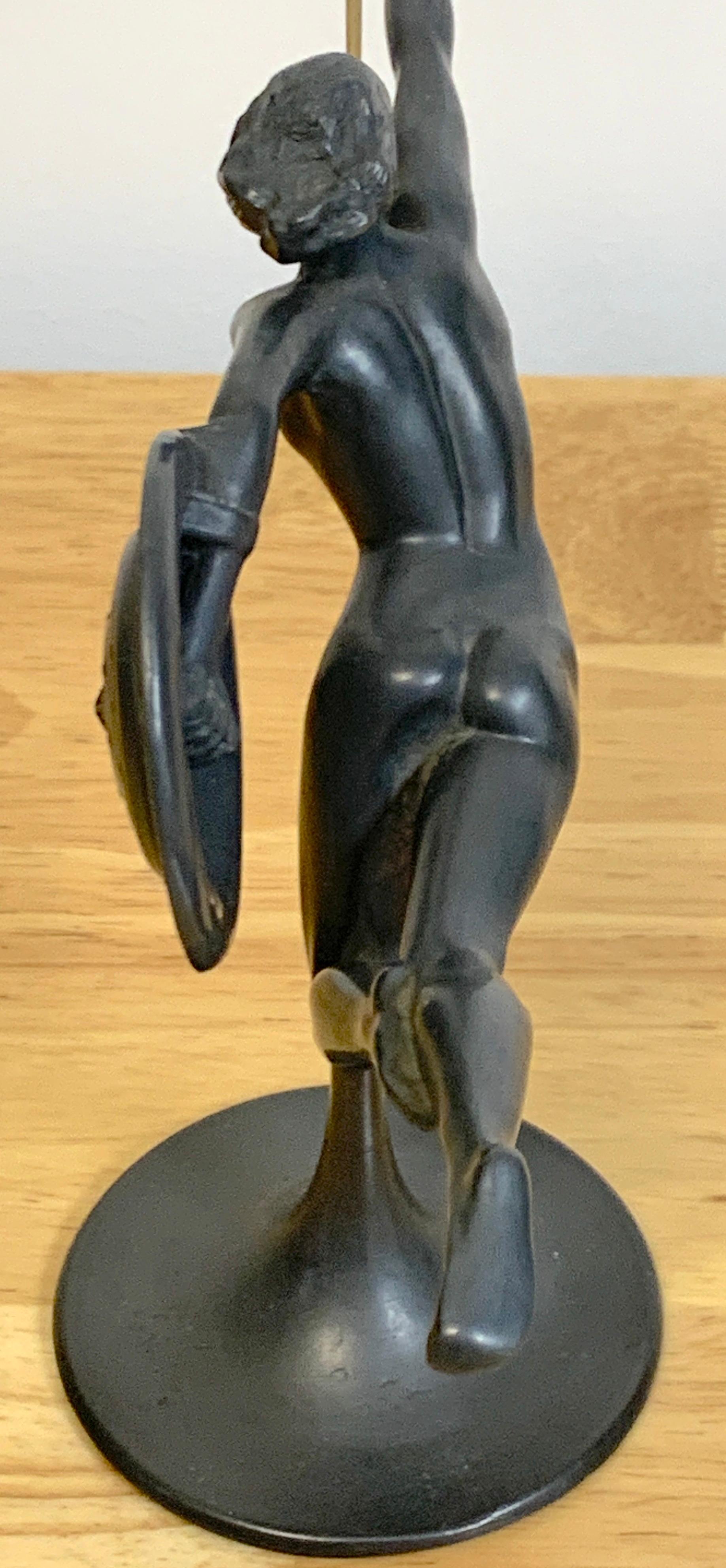 Escultura alegórica alemana Art Déco de estaño y latón atribuida a Kayserzinn en venta 3