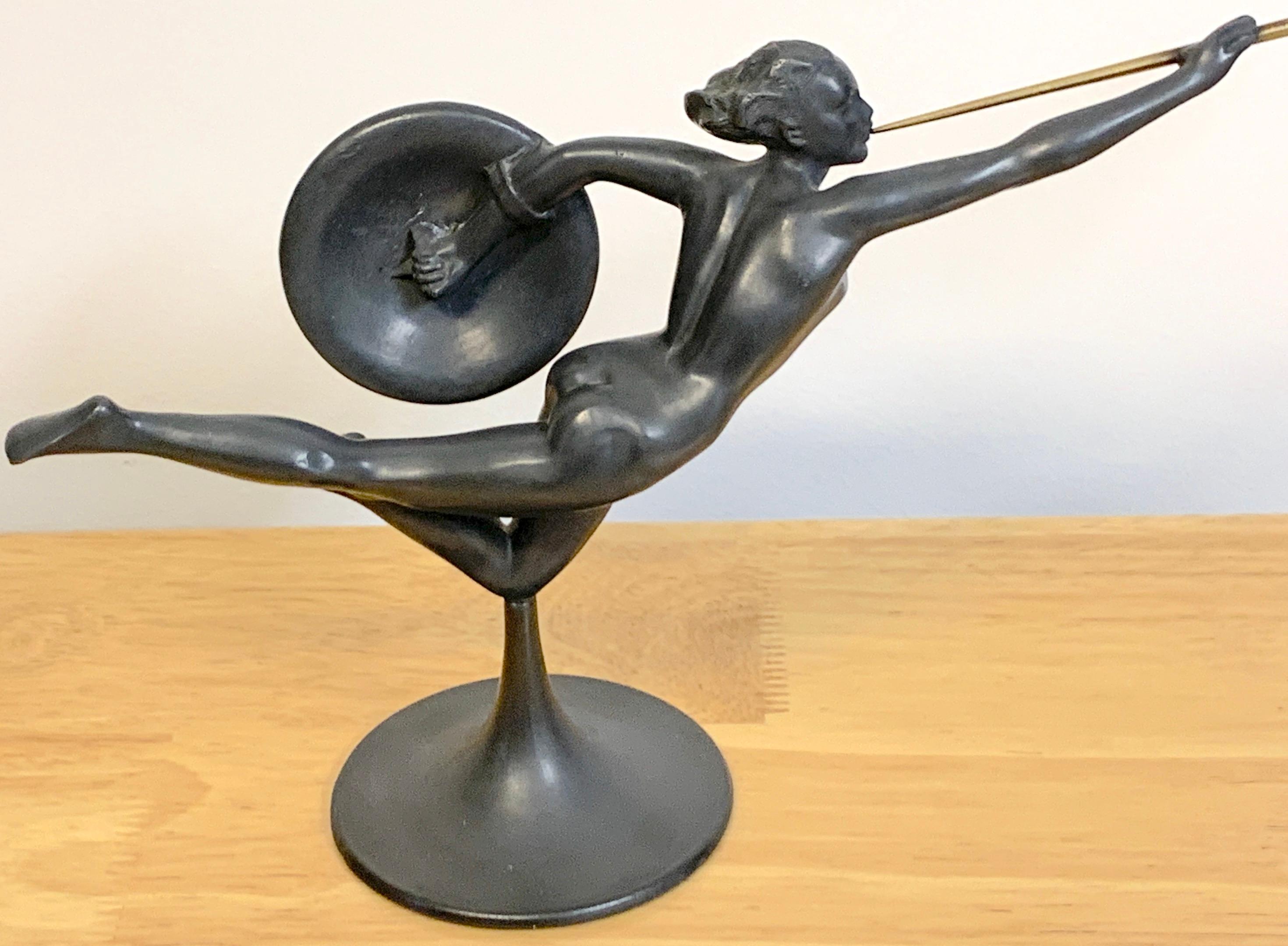 Escultura alegórica alemana Art Déco de estaño y latón atribuida a Kayserzinn en venta 1