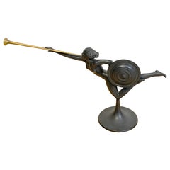 Scultura Allegoria in peltro e ottone Art Deco tedesca attribuita a Kayserzinn