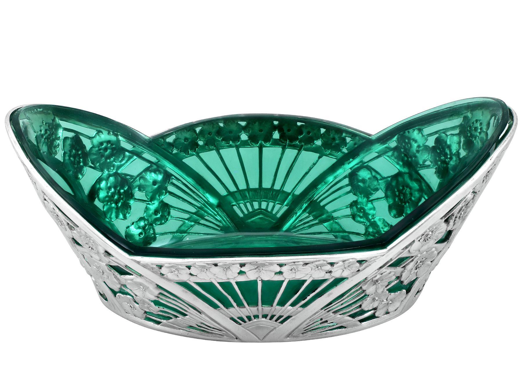 An exceptional, fine and impressive antique German silver and green glass Art Deco dish/centrepiece; an addition to our range of continental dining silverware

This exceptional antique German silver dish has an oval boat shaped form.

The body
